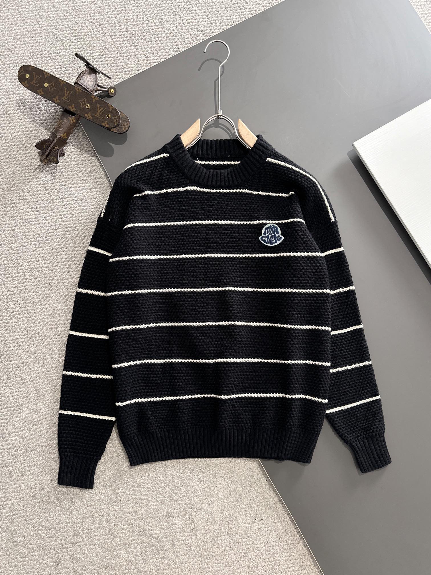 Envío al día siguiente. Montcler: último suéter de cuello redondo de la colección de otoño-invierno 2024 del sitio web …