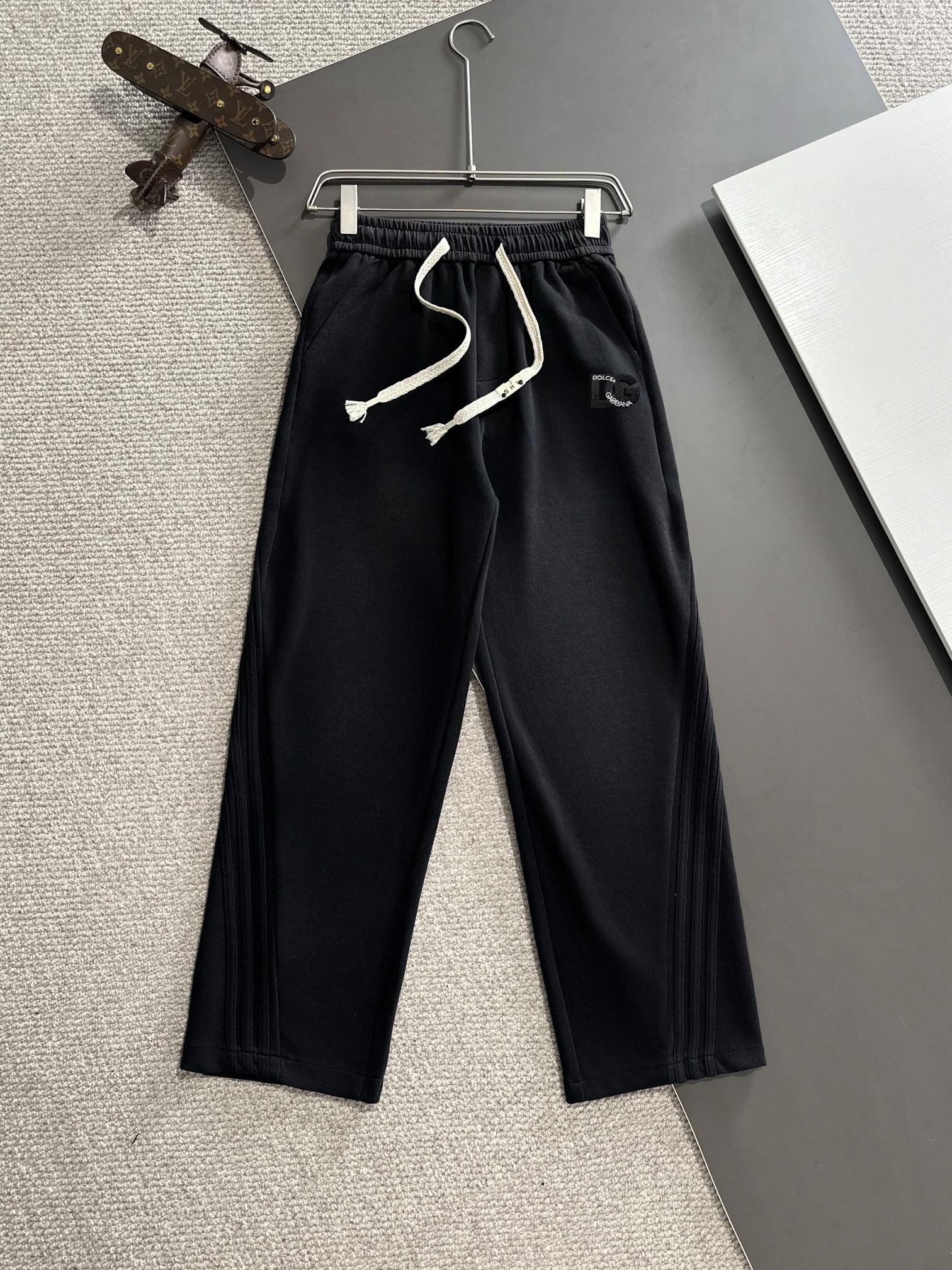 Envío al día siguiente. Dolce & Gabbana. Nuevo modelo de otoño-invierno 2024. Pantalones casuales con cintura elástica.…