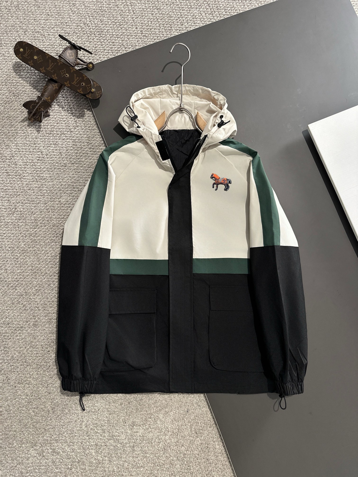 Envío al día siguiente. Hermès chaqueta cortavientos con capucha y cremallera, último modelo de otoño e invierno 2024, …
