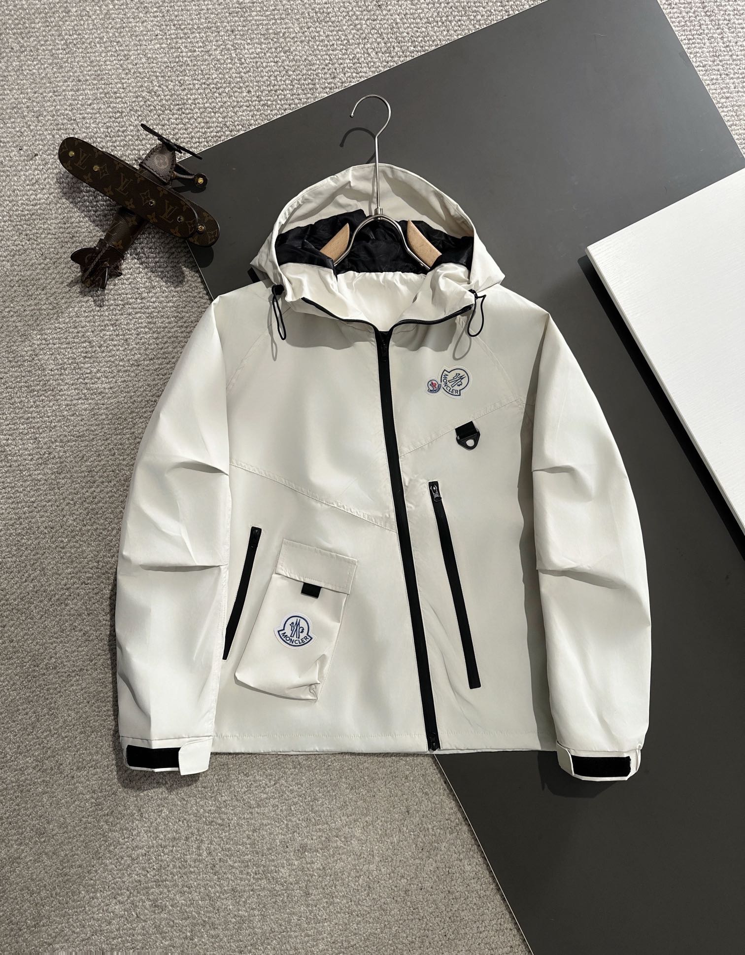 Envío al día siguiente. Mont chaqueta cortavientos con capucha y cremallera nuevo modelo de otoño-invierno 2024, tela d…