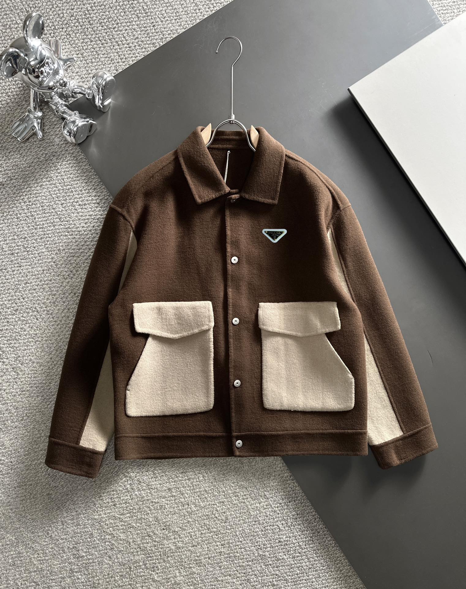 Envío al día siguiente Versión de chaqueta corta - Prada Exclusivamente para chaqueta sherpa 🧥 de doble cara para homb…