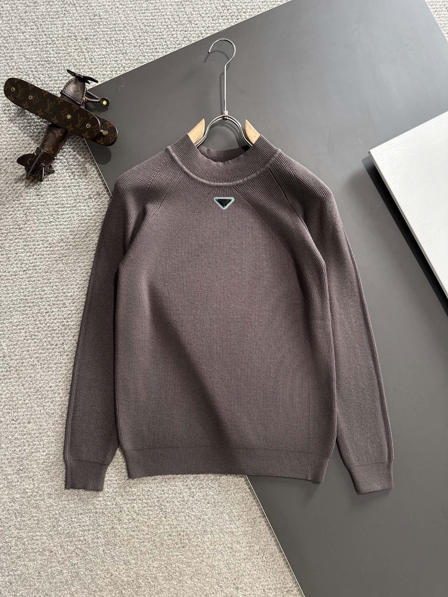El último suéter de cuello medio del sitio web oficial de Prada 2024 para otoño e invierno, ¡artículos populares a la v…