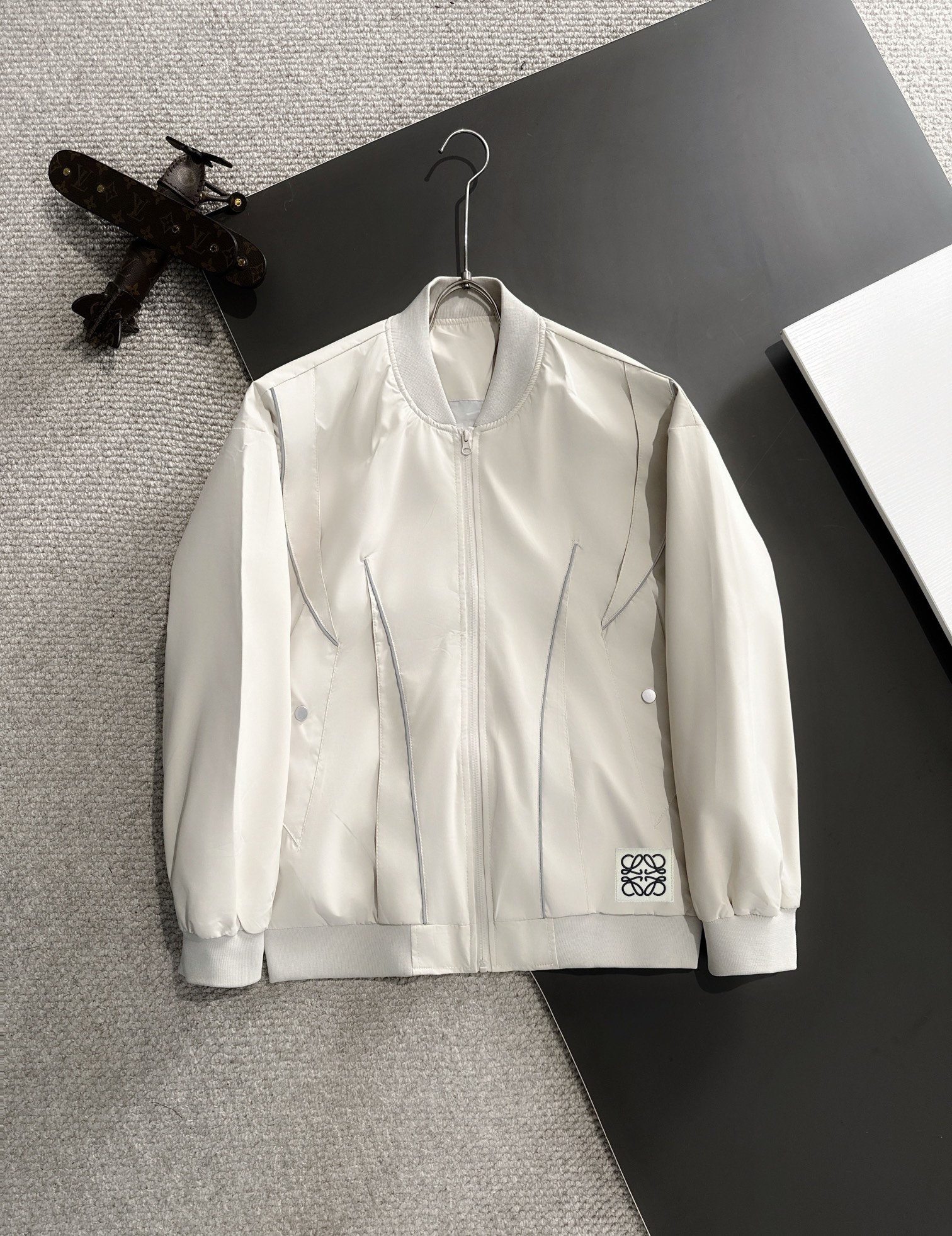 🅿️260 Loewe Otoño/Invierno 2024 última chaqueta tipo trench con cuello alto y cremallera, tejido de nailon teñido a me…