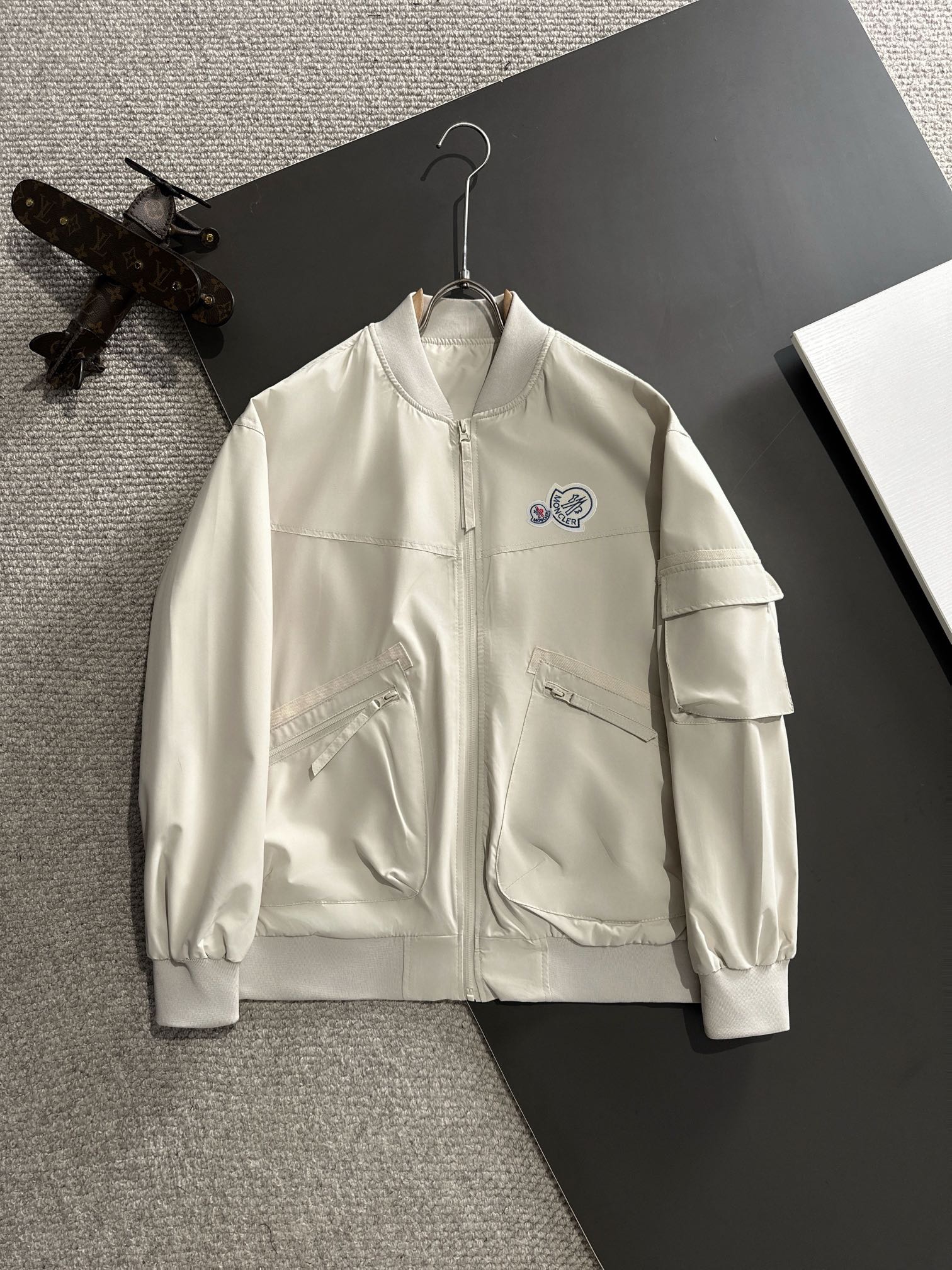 Chaqueta tipo blazer con cremallera y cuello alto de Moncler, último modelo de otoño/invierno 2024, tejido de nailon te…