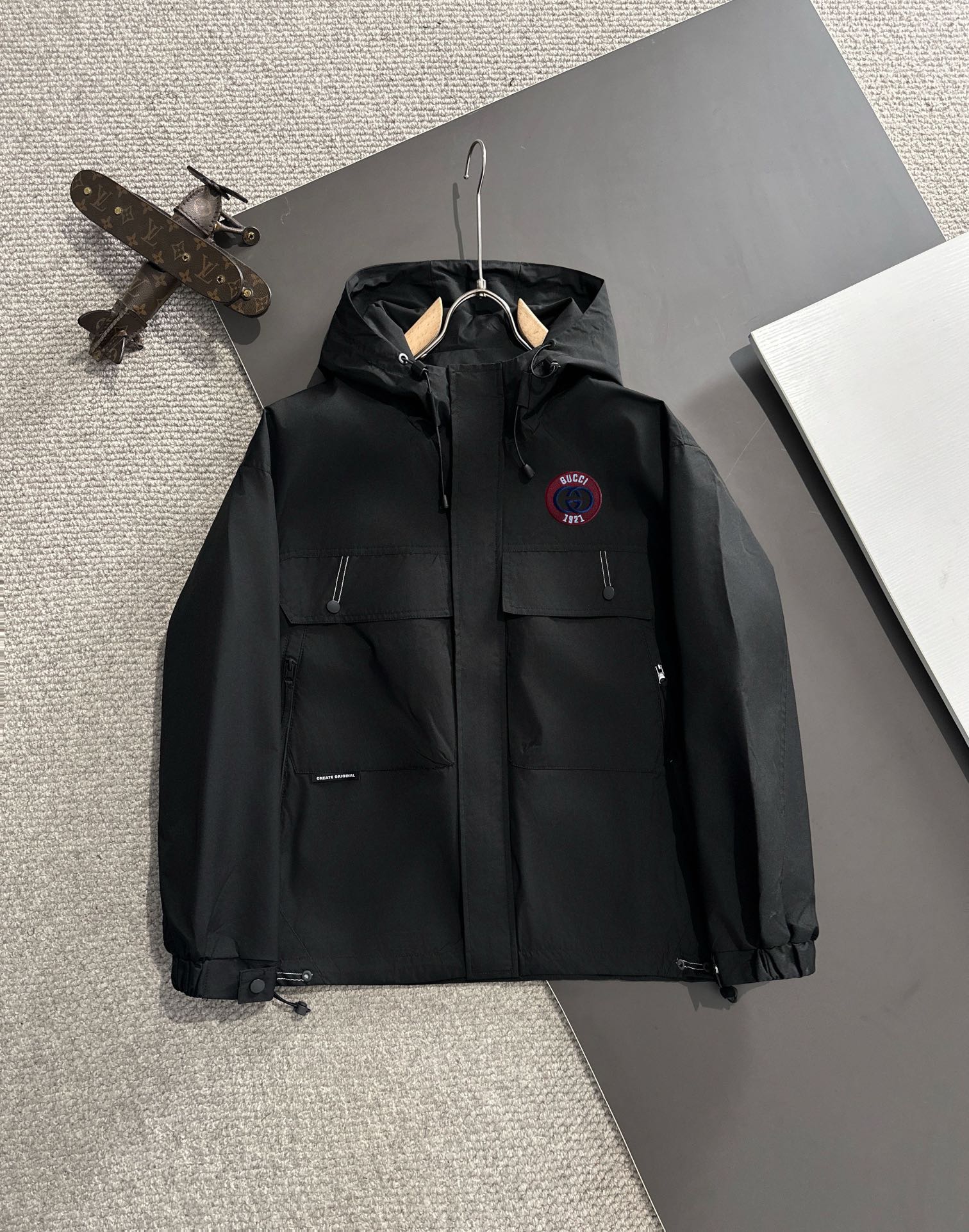 Gucci Otoño/Invierno 2024 última chaqueta de plumón con capucha y cremallera, tejido de nailon teñido a medida, en gene…