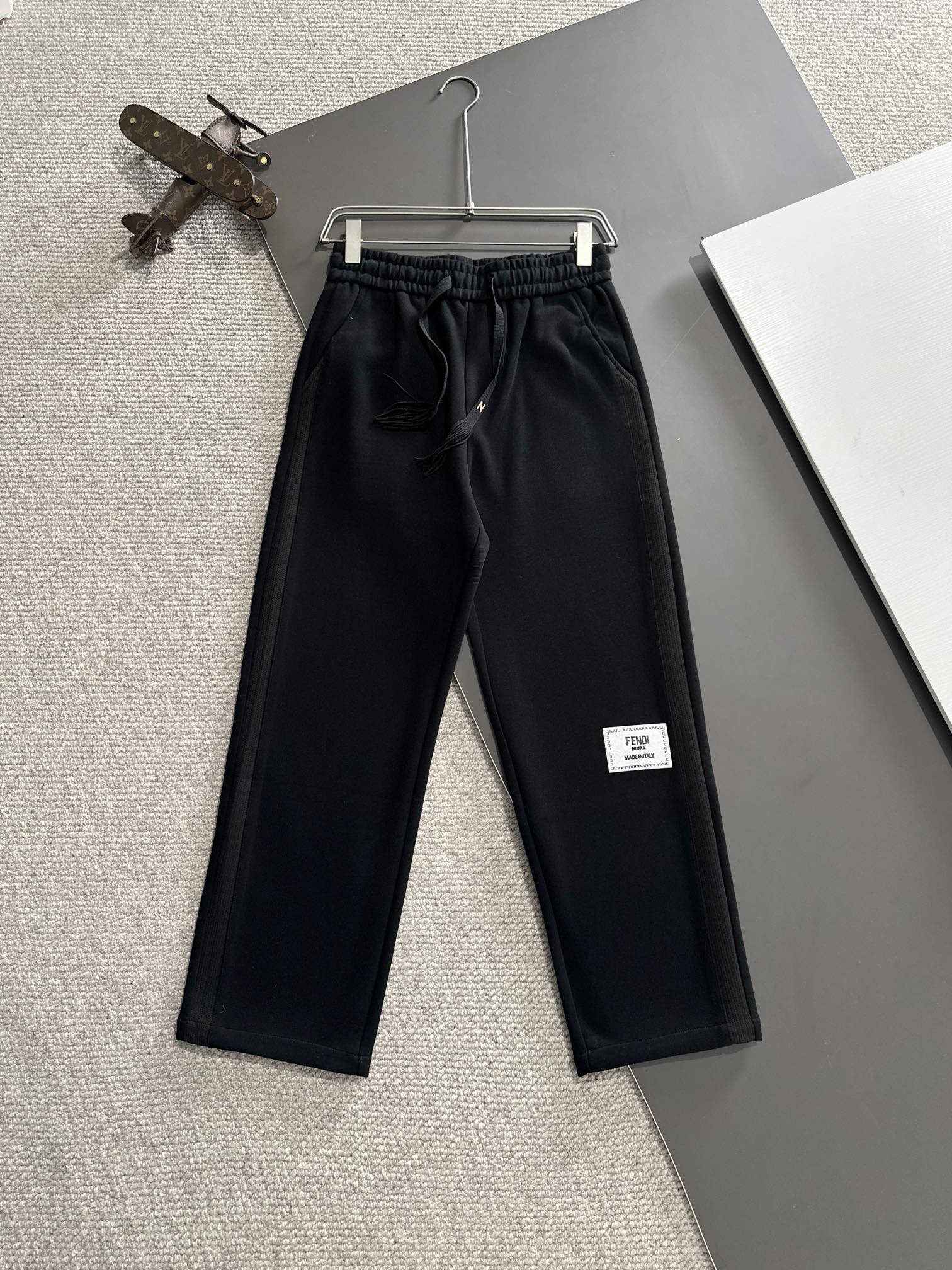 Pantalones casuales de Fendi de la nueva colección de otoño-invierno 2024 con cintura elástica, tela personalizada de l…