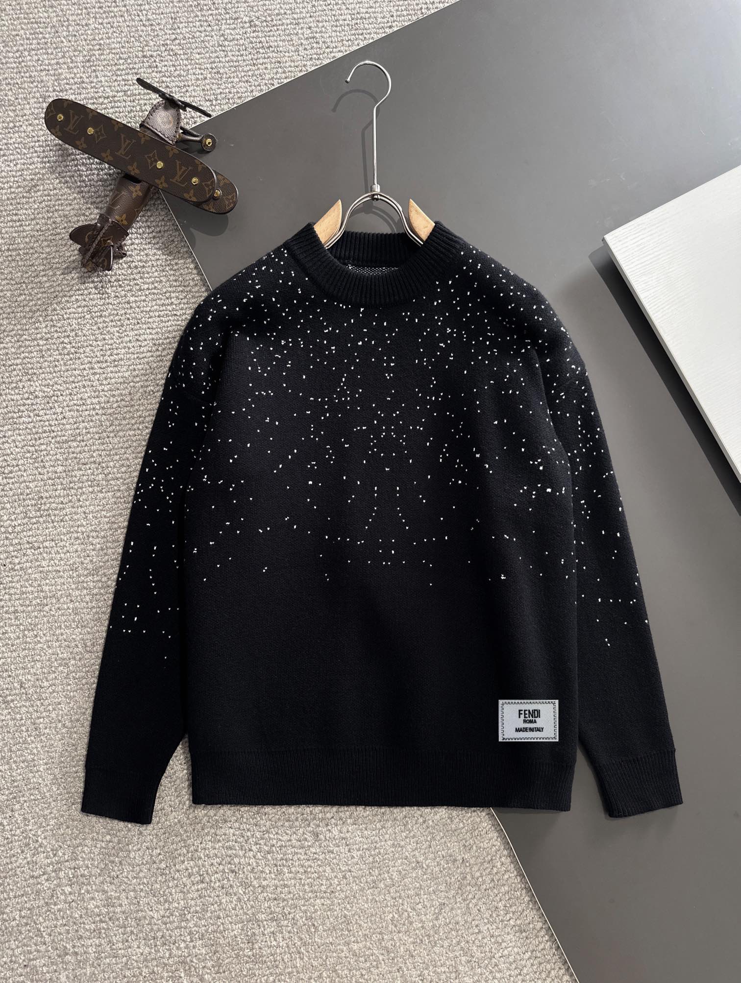 Suéter de cuello redondo Fendi 2024 de otoño/invierno, último modelo de la web oficial, éxito de ventas en tiendas. Mez…