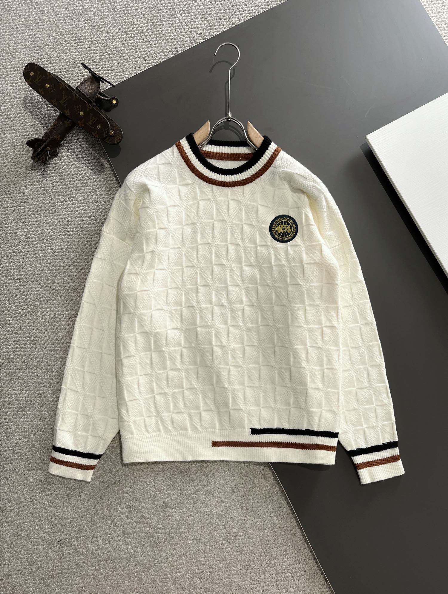 Sitio web oficial de Canada Goose 2024, el último suéter de cuello redondo para otoño e invierno, ¡los modelos populare…