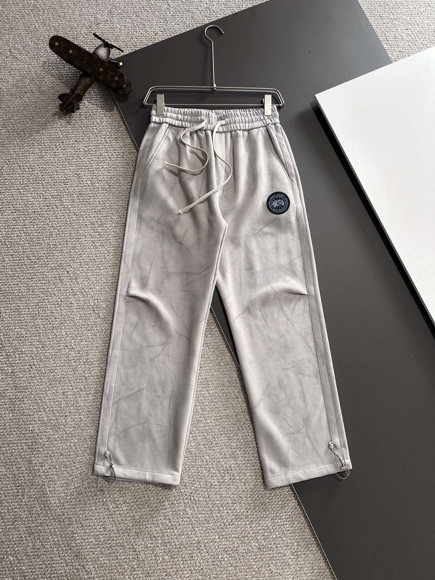 Canada Goose 2024 otoño e invierno nuevos pantalones casuales con banda elástica, telas hechas a medida en el mostrador…
