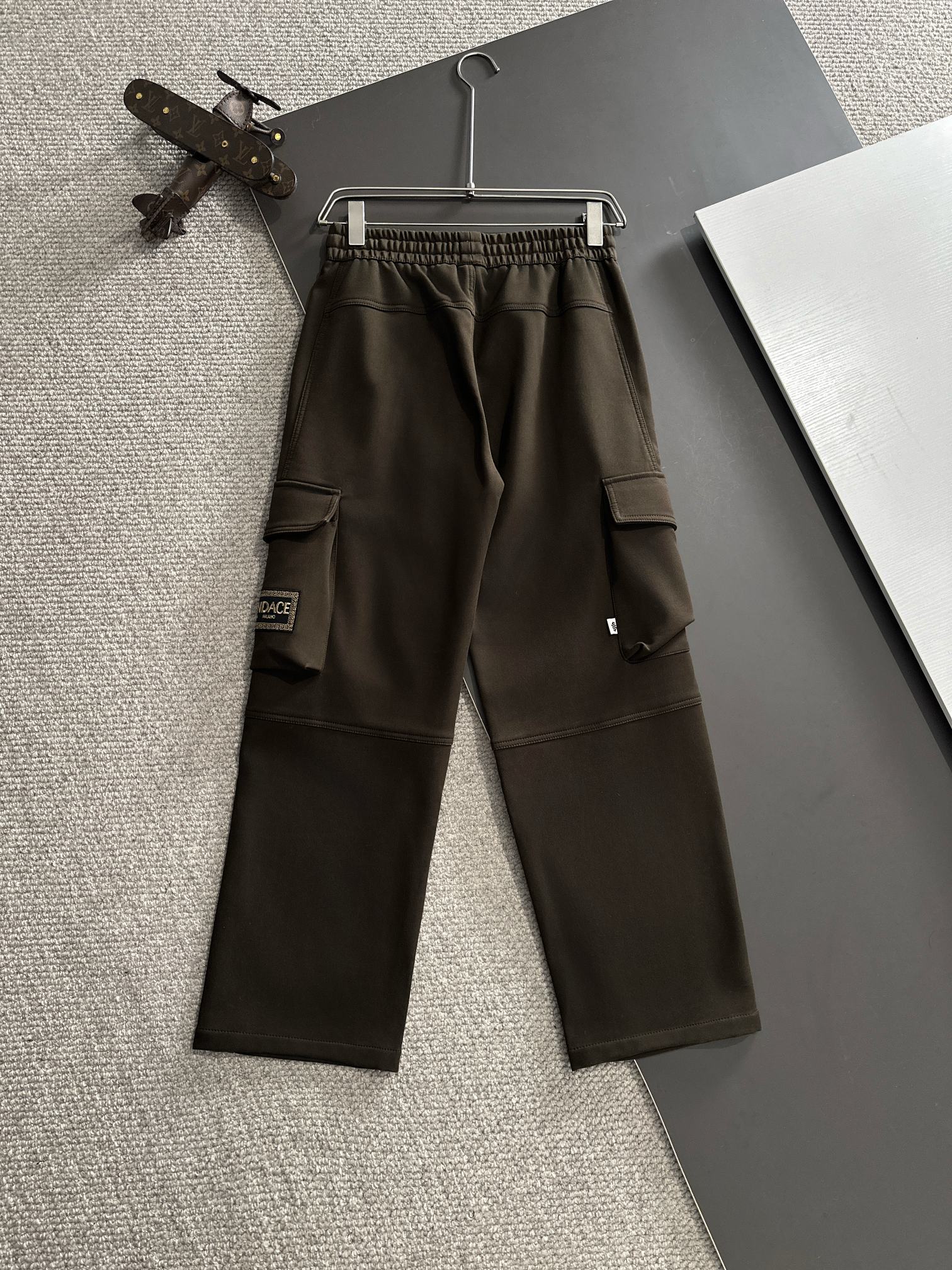 Trendy Leisure Pants 2024: Thick Velvet, Tailored Faceware, High Quality Design - 图片 9