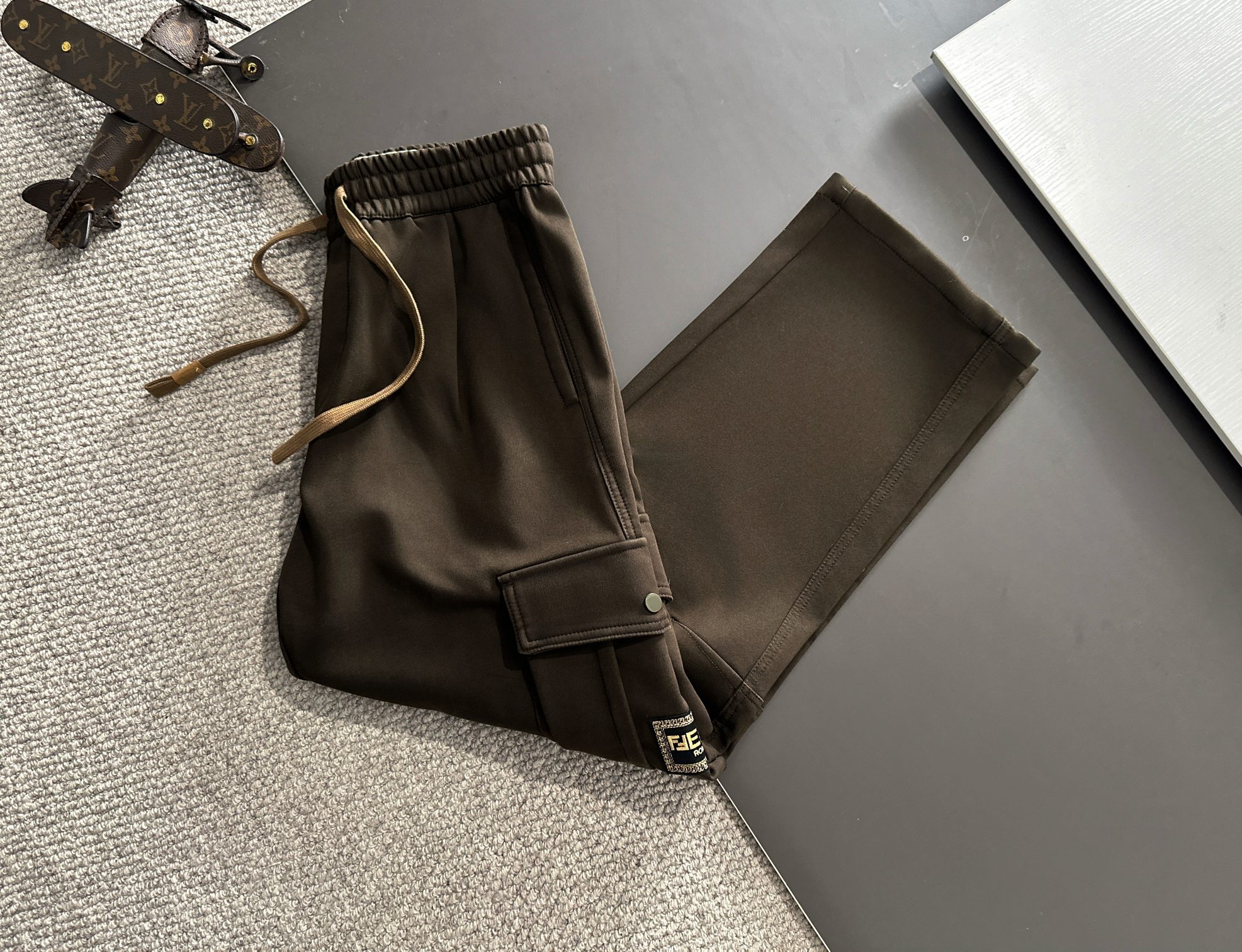 Trendy Leisure Pants 2024: Thick Velvet, Tailored Faceware, High Quality Design - 图片 7