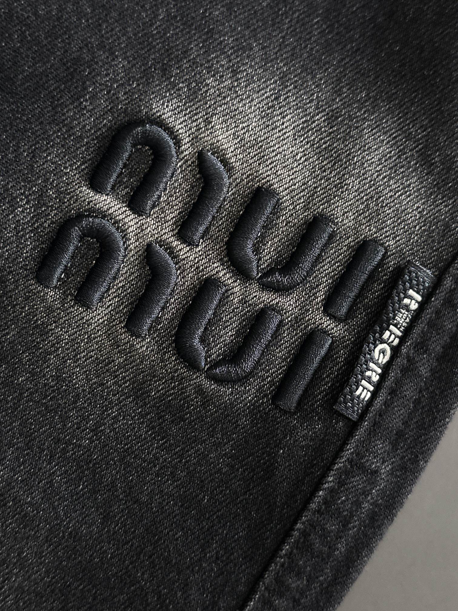 2024 MiuMiu Loose-Tweeted Loafers: High-Quality Velvet with Tailor-Made Comfort - 图片 3