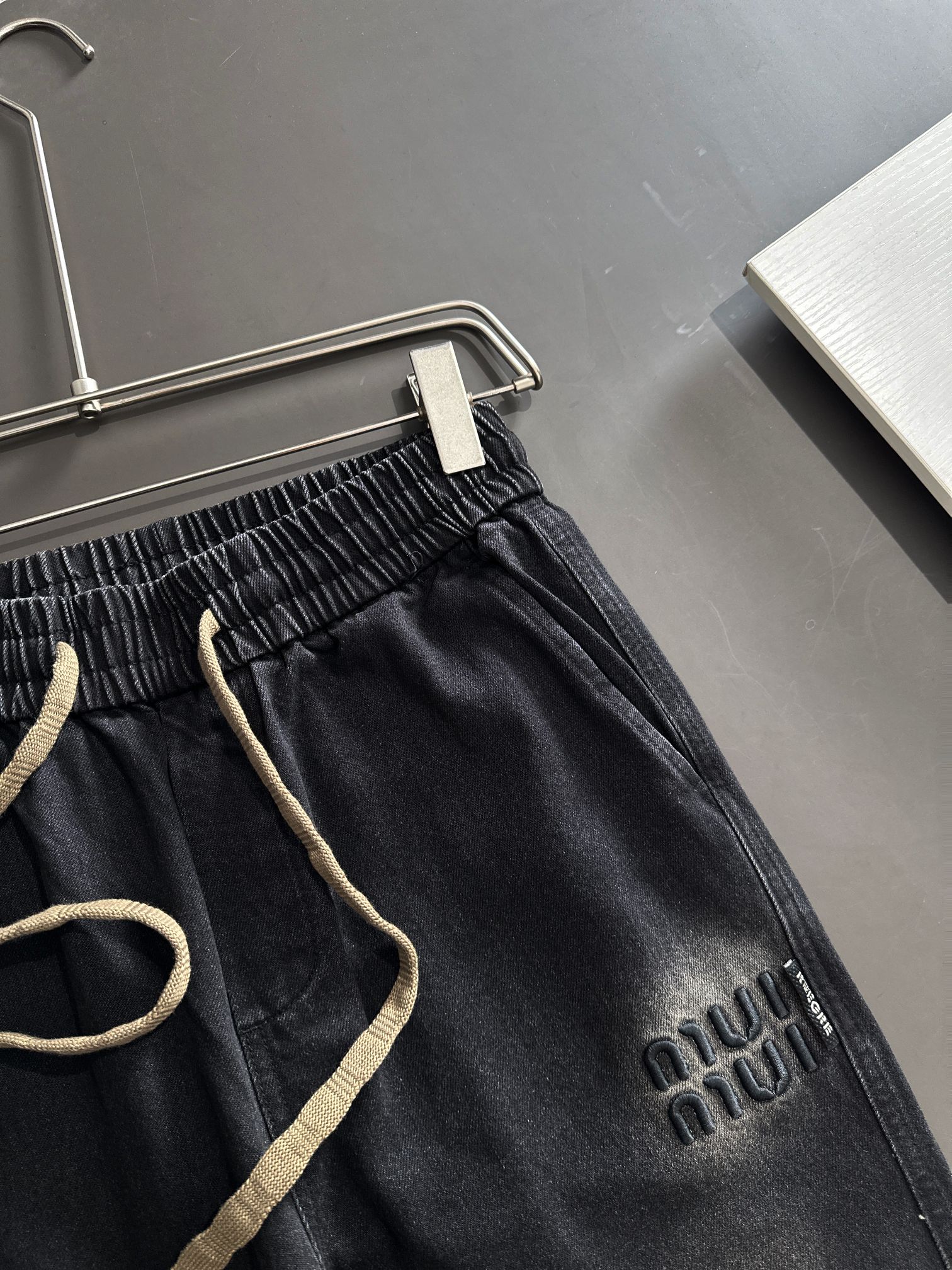 2024 MiuMiu Loose-Tweeted Loafers: High-Quality Velvet with Tailor-Made Comfort - 图片 2