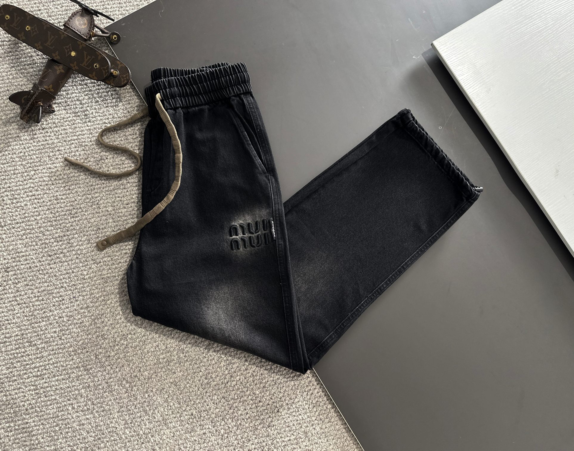 2024 MiuMiu Loose-Tweeted Loafers: High-Quality Velvet with Tailor-Made Comfort - 图片 7