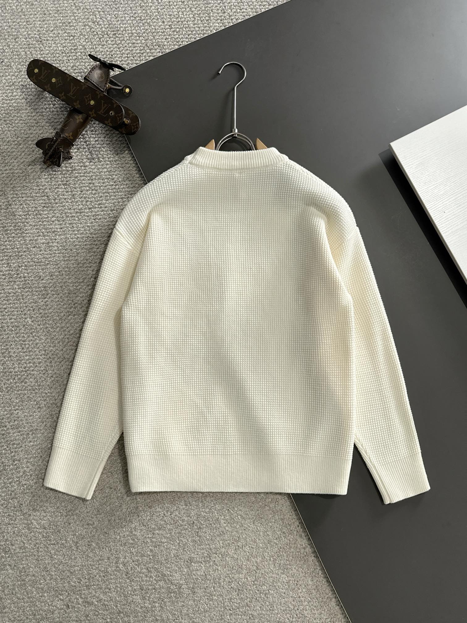 “Cjcr Lowyway Round-Collar Sweater: Wool Mix, Comfortable Hand Feel, Logo Embroidery, Fashionable Details” - 图片 9