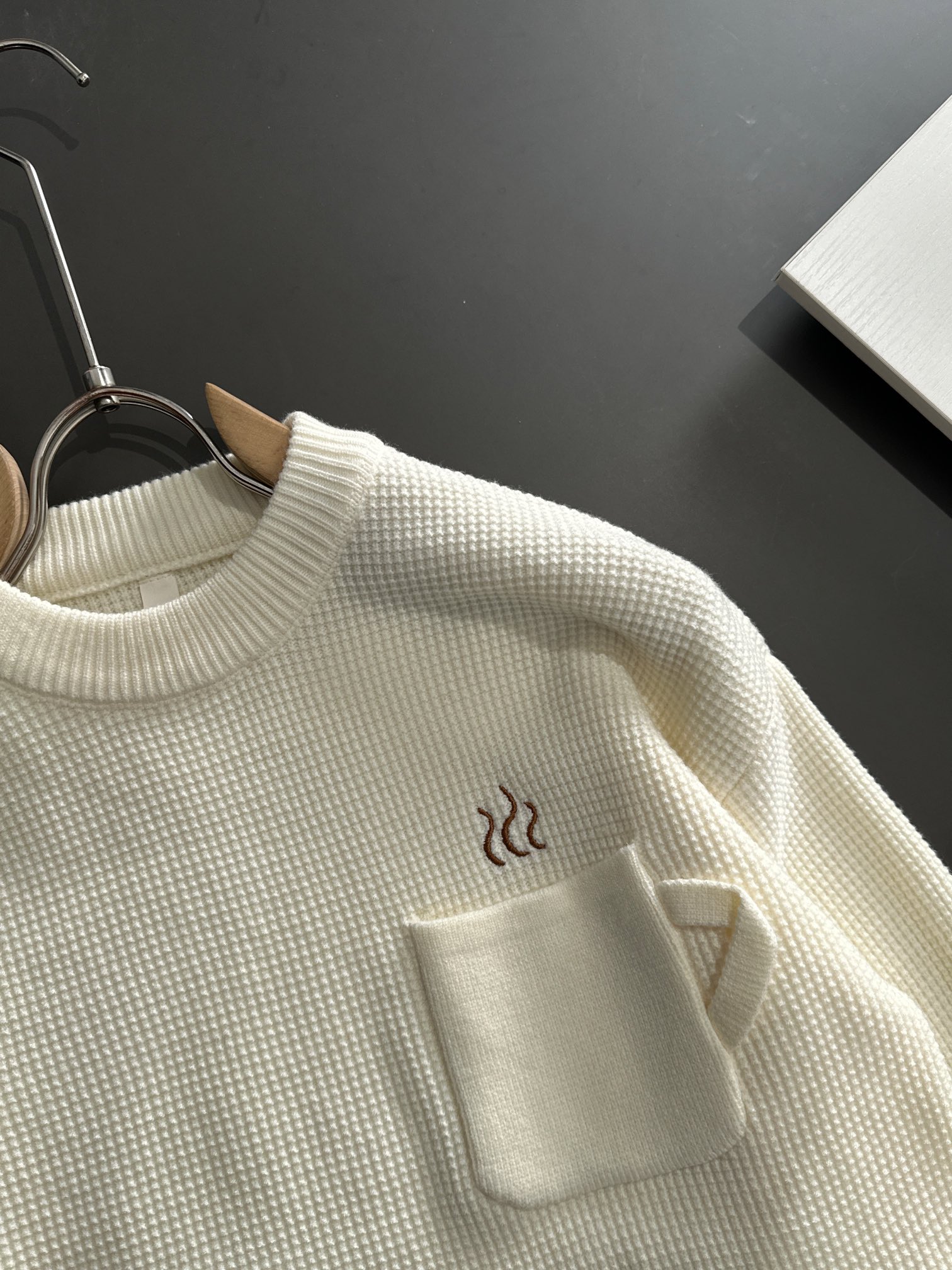 “Cjcr Lowyway Round-Collar Sweater: Wool Mix, Comfortable Hand Feel, Logo Embroidery, Fashionable Details” - 图片 2
