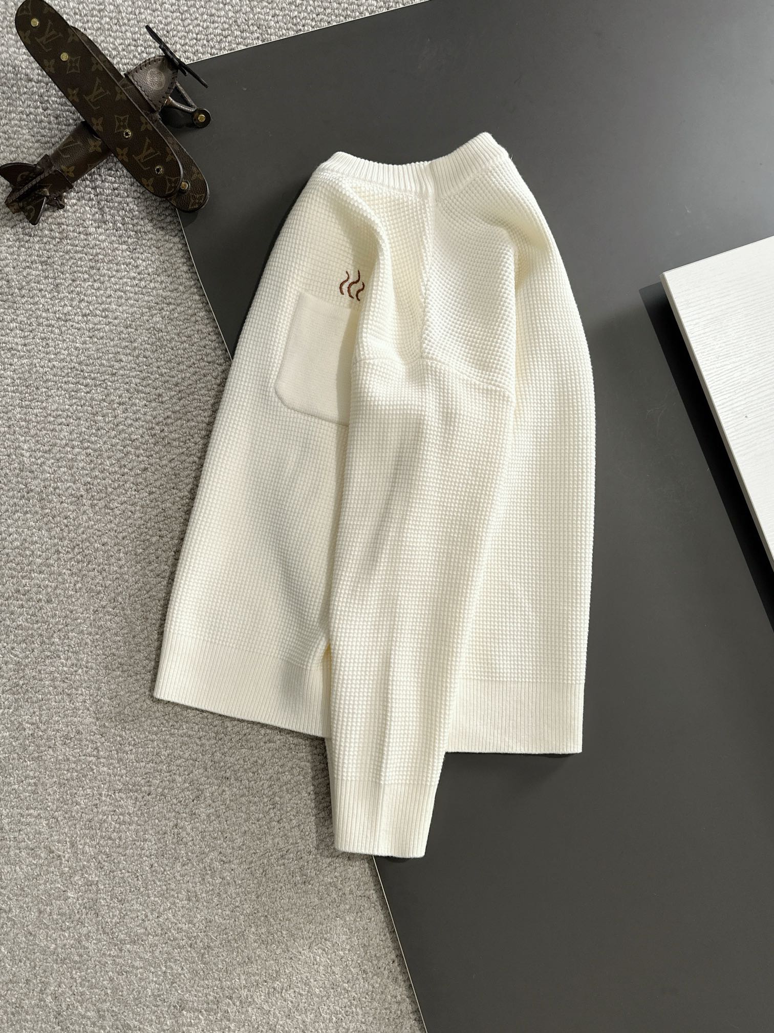 “Cjcr Lowyway Round-Collar Sweater: Wool Mix, Comfortable Hand Feel, Logo Embroidery, Fashionable Details” - 图片 8