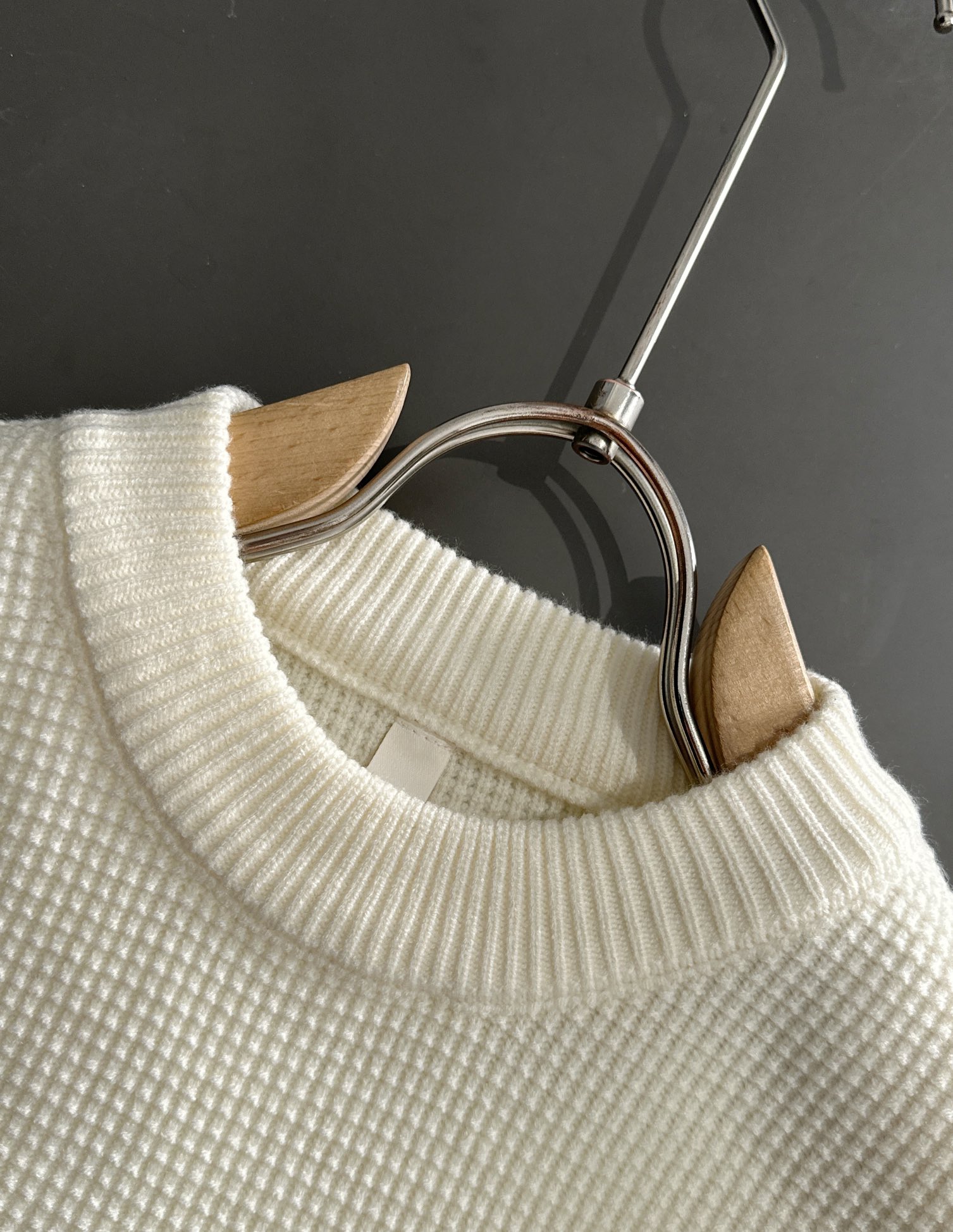 “Cjcr Lowyway Round-Collar Sweater: Wool Mix, Comfortable Hand Feel, Logo Embroidery, Fashionable Details” - 图片 3
