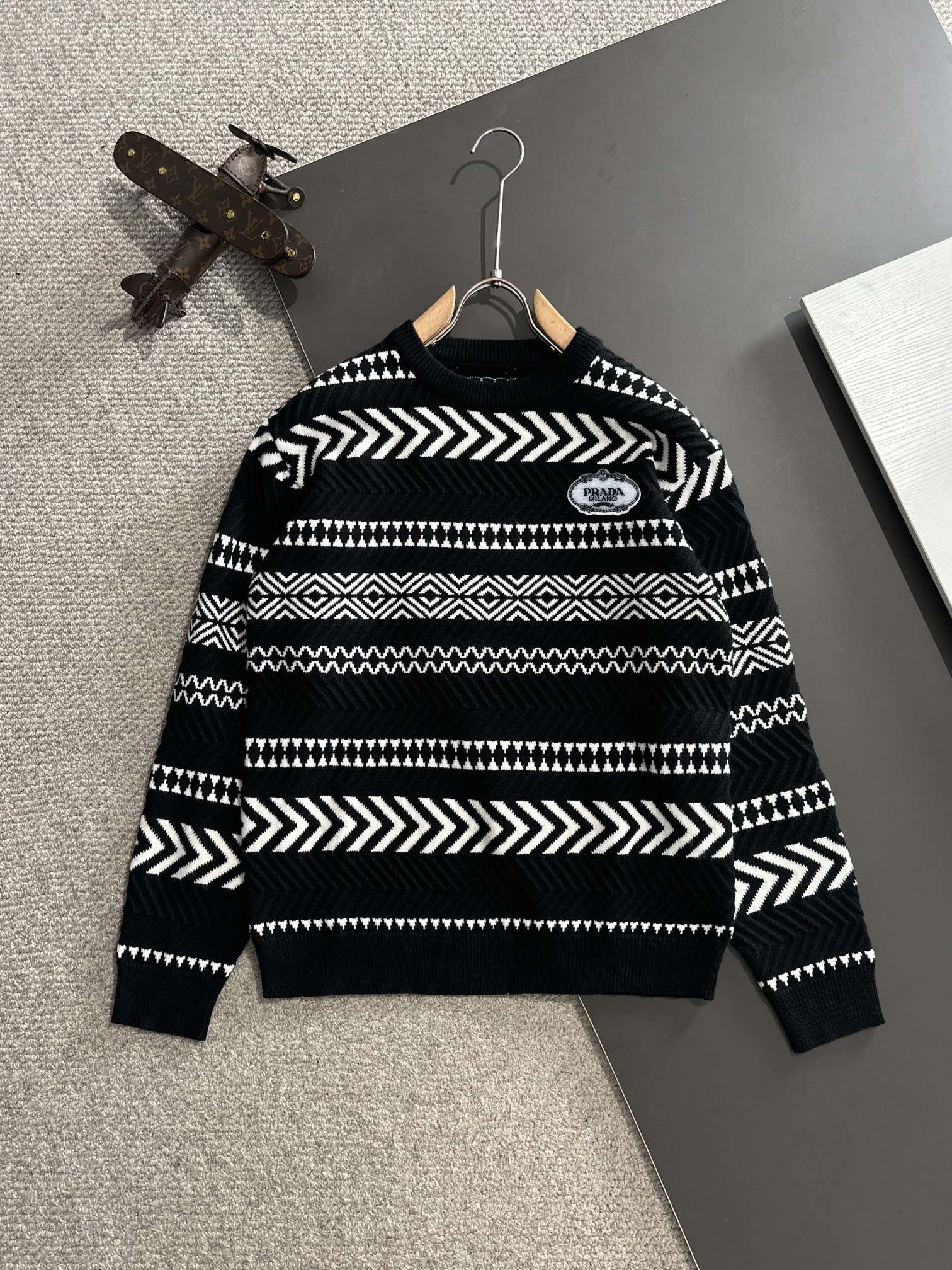 2024 Autumn/Winter Round-Collar Sweater by Cjcr Prada: Wool Blend, Logo Embroidery, Sizes M-3XL - 图片 1