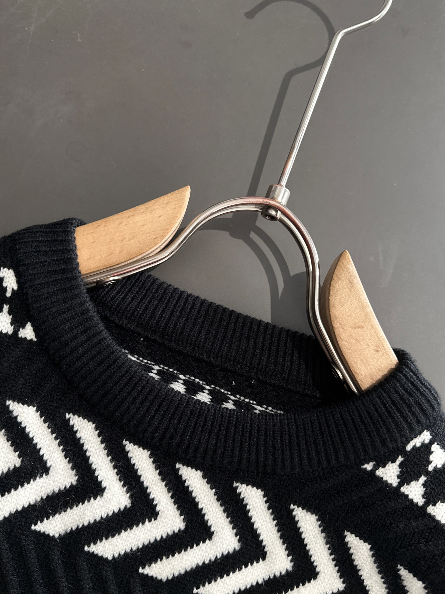 2024 Autumn/Winter Round-Collar Sweater by Cjcr Prada: Wool Blend, Logo Embroidery, Sizes M-3XL - 图片 3