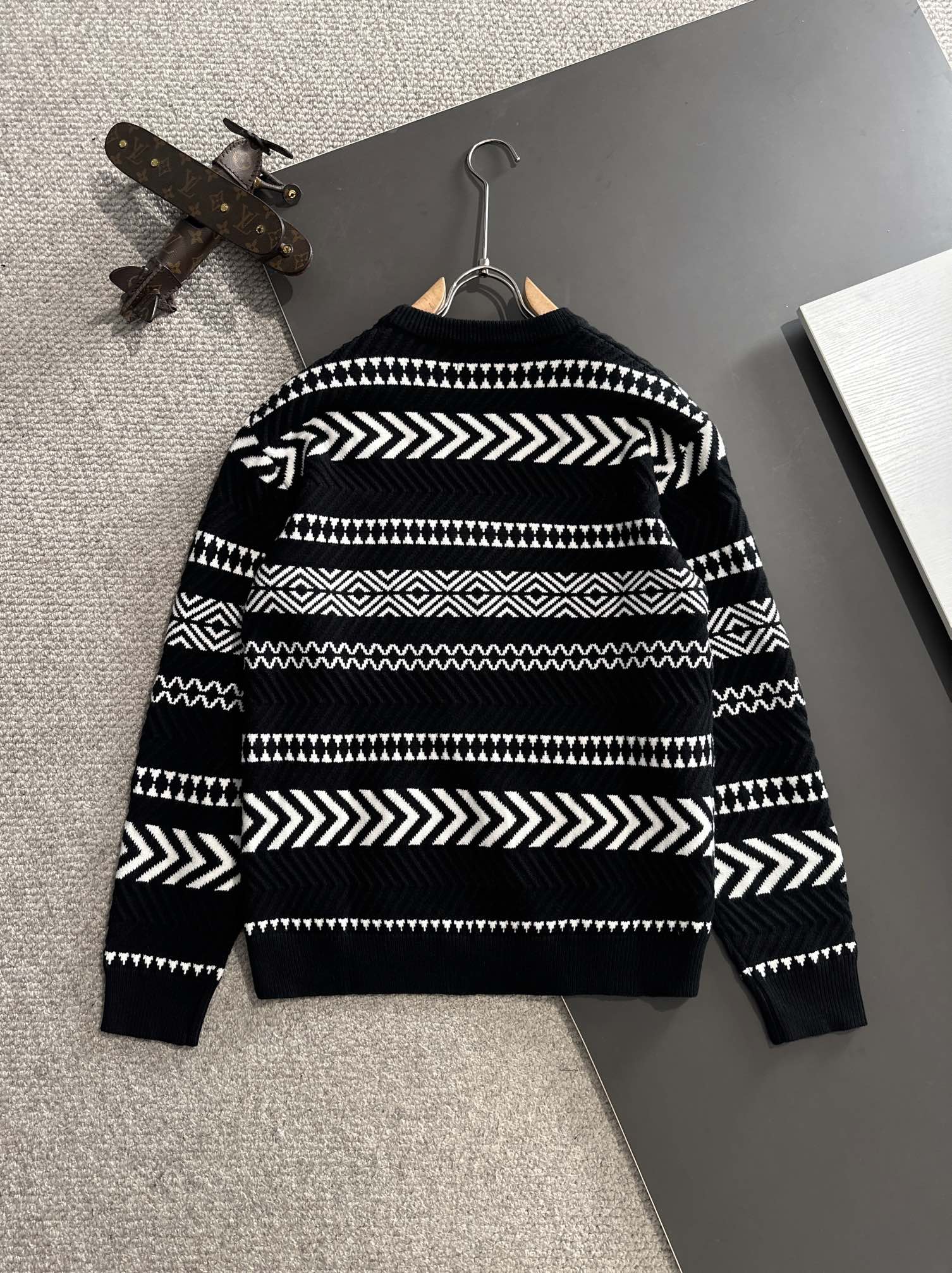 2024 Autumn/Winter Round-Collar Sweater by Cjcr Prada: Wool Blend, Logo Embroidery, Sizes M-3XL - 图片 9