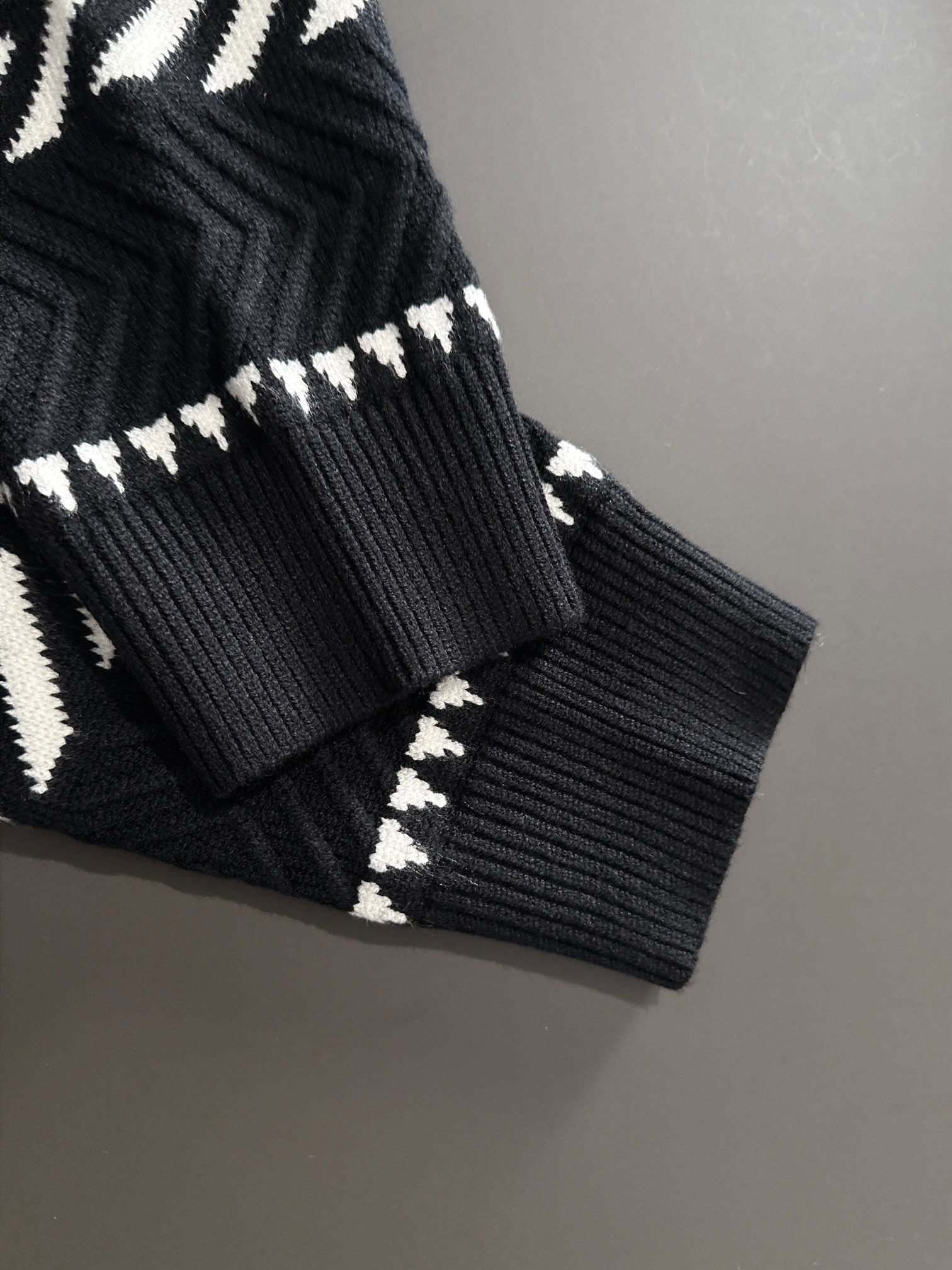 2024 Autumn/Winter Round-Collar Sweater by Cjcr Prada: Wool Blend, Logo Embroidery, Sizes M-3XL - 图片 4