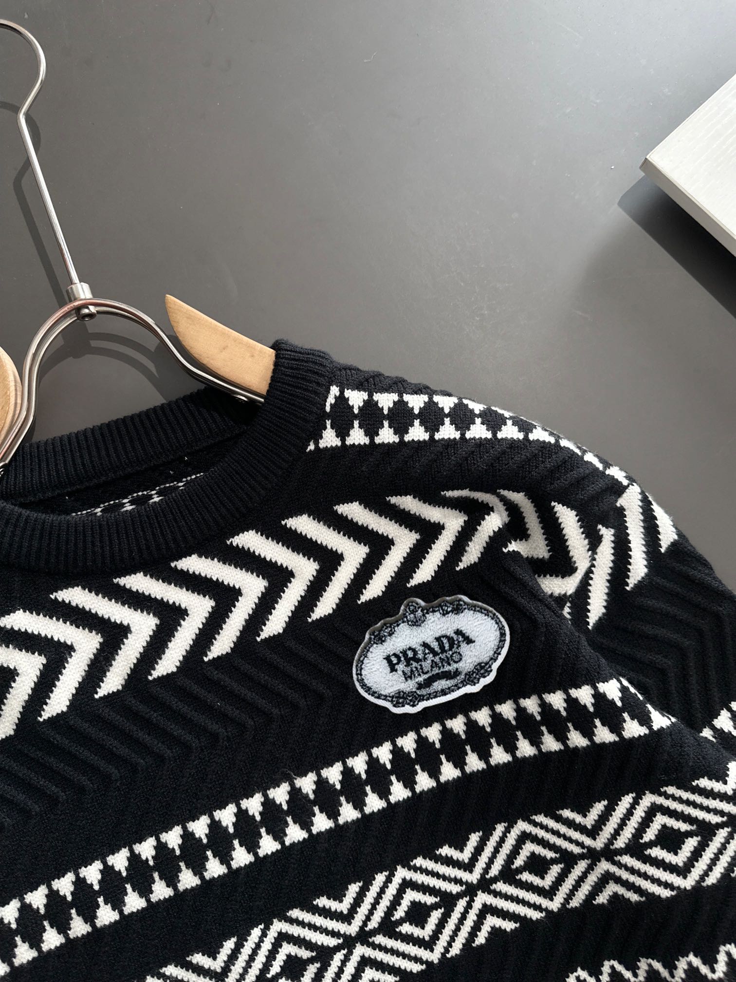 2024 Autumn/Winter Round-Collar Sweater by Cjcr Prada: Wool Blend, Logo Embroidery, Sizes M-3XL - 图片 2