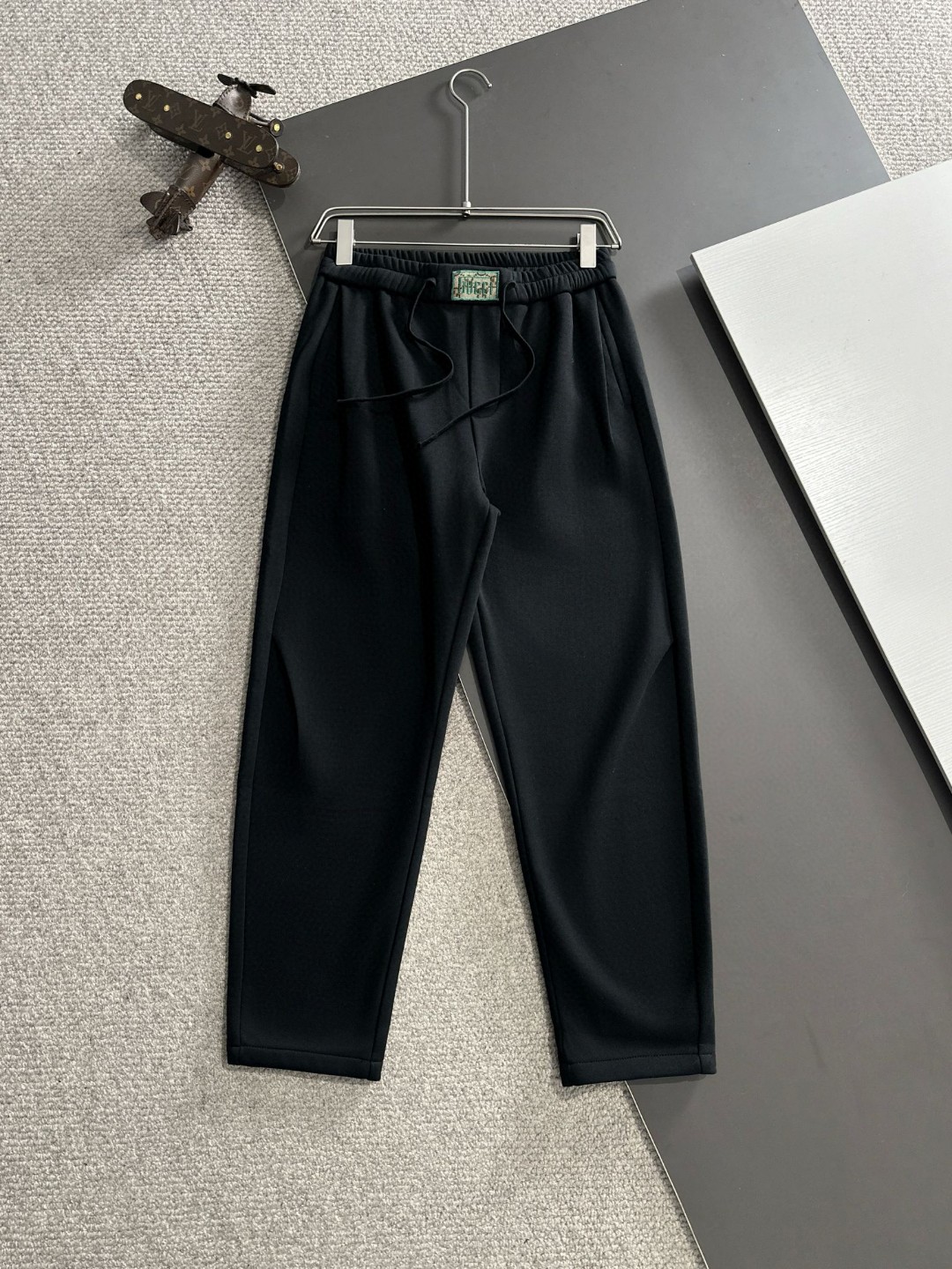 Envío al día siguiente Pantalones casuales con cintura elástica de Gucci, nueva colección de principios de primavera 20…