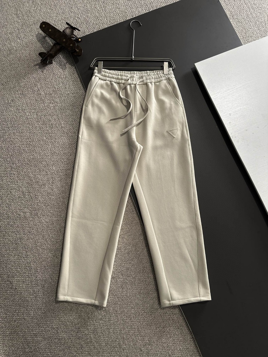 Envío al día siguiente Prada 2025 principios de primavera nuevos pantalones casuales con banda elástica, engrosados ​​​…