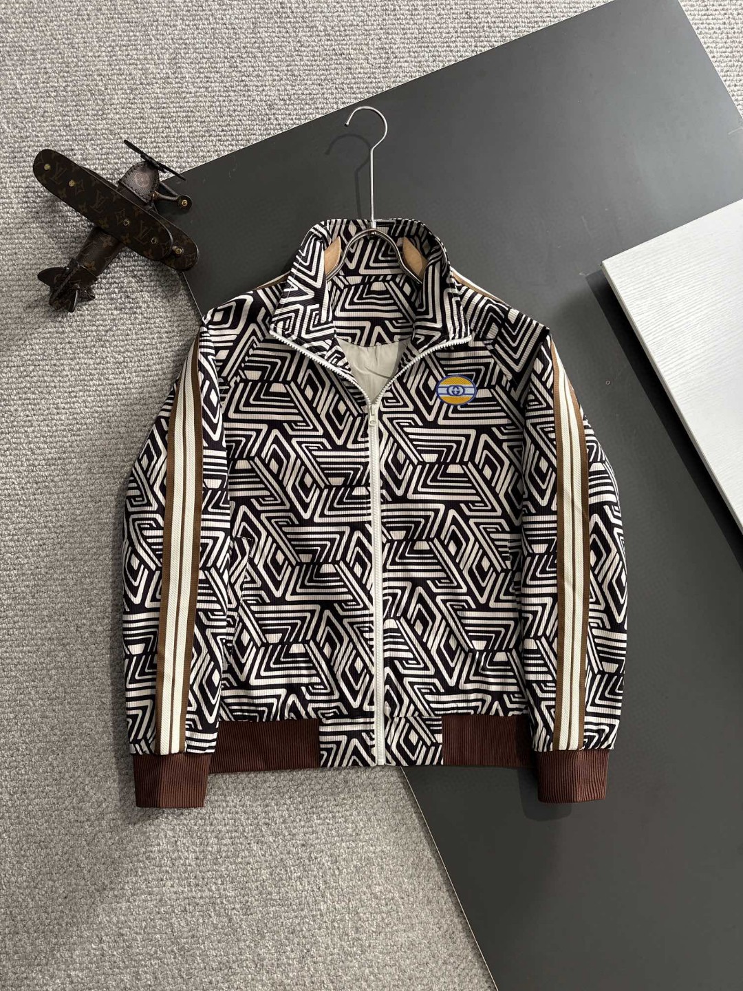 Envío al día siguiente. Chaqueta cortavientos con cremallera y cuello alto, Gucci, nuevo modelo de principios de primav…