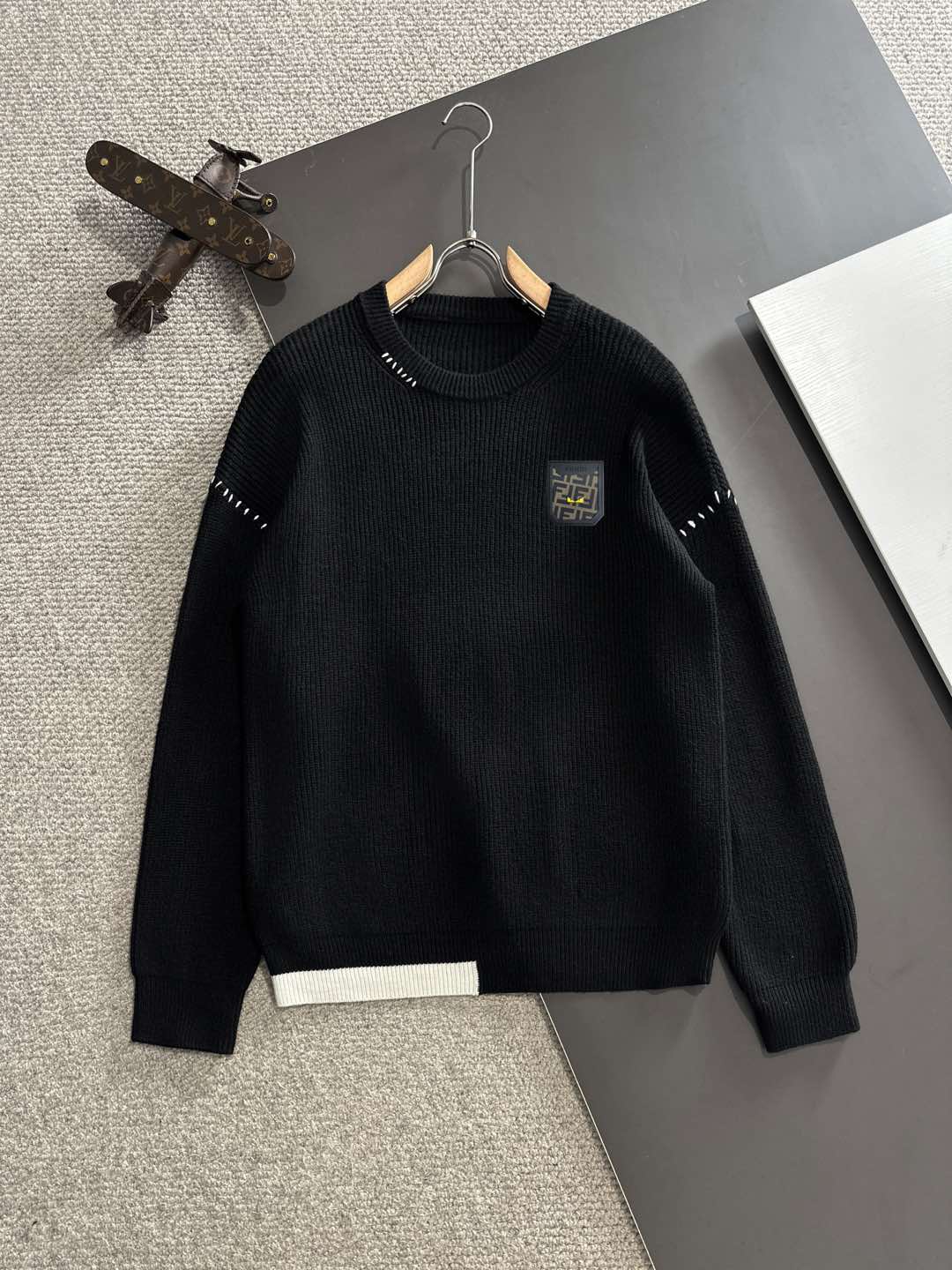 Envío al día siguiente. Suéter de cuello redondo de Fendi, nueva colección de otoño-invierno 2025, éxito de ventas en t…