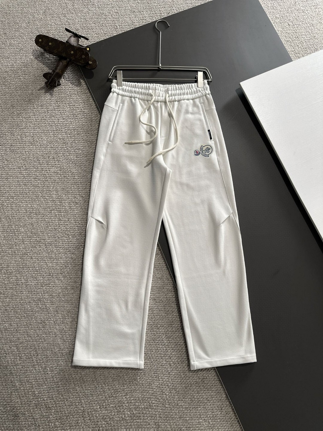 Envío al día siguiente. Montclair 2025 nuevos pantalones casuales con cintura elástica de principios de primavera, forr…