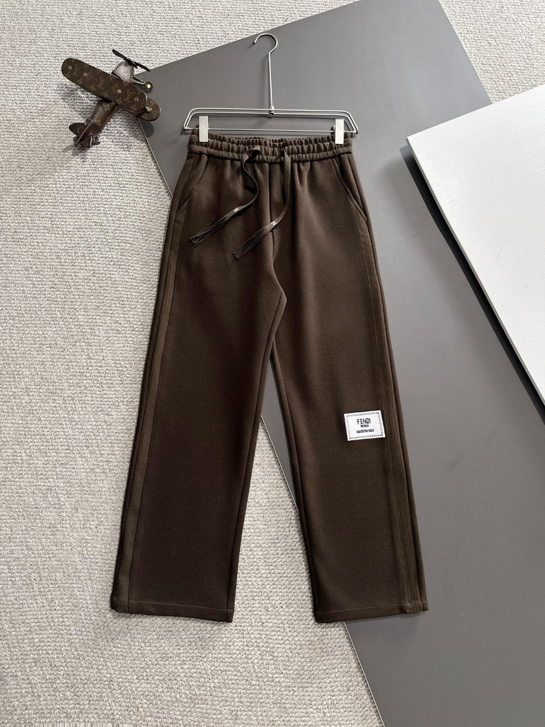 Envío al día siguiente. Pantalones casuales con cintura elástica de Fendi, nueva colección de principios de 2025, forra…