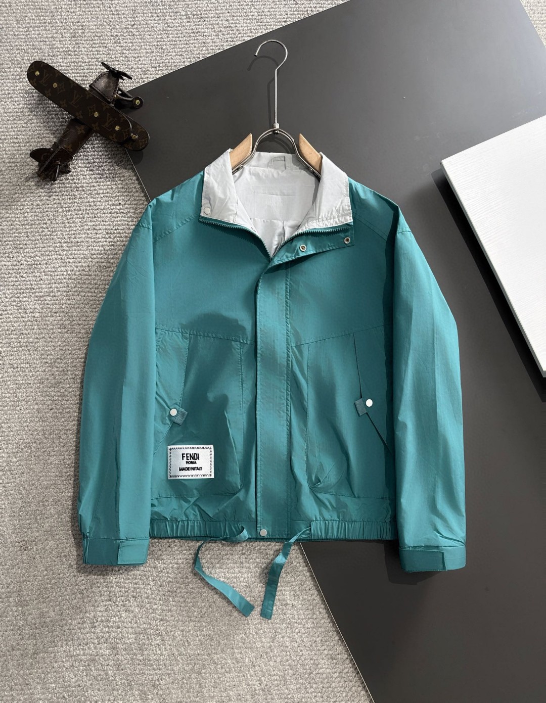 Envío al día siguiente. Chaqueta de entretiempo con cuello alto y cremallera de Fendi, nueva colección de principios de…