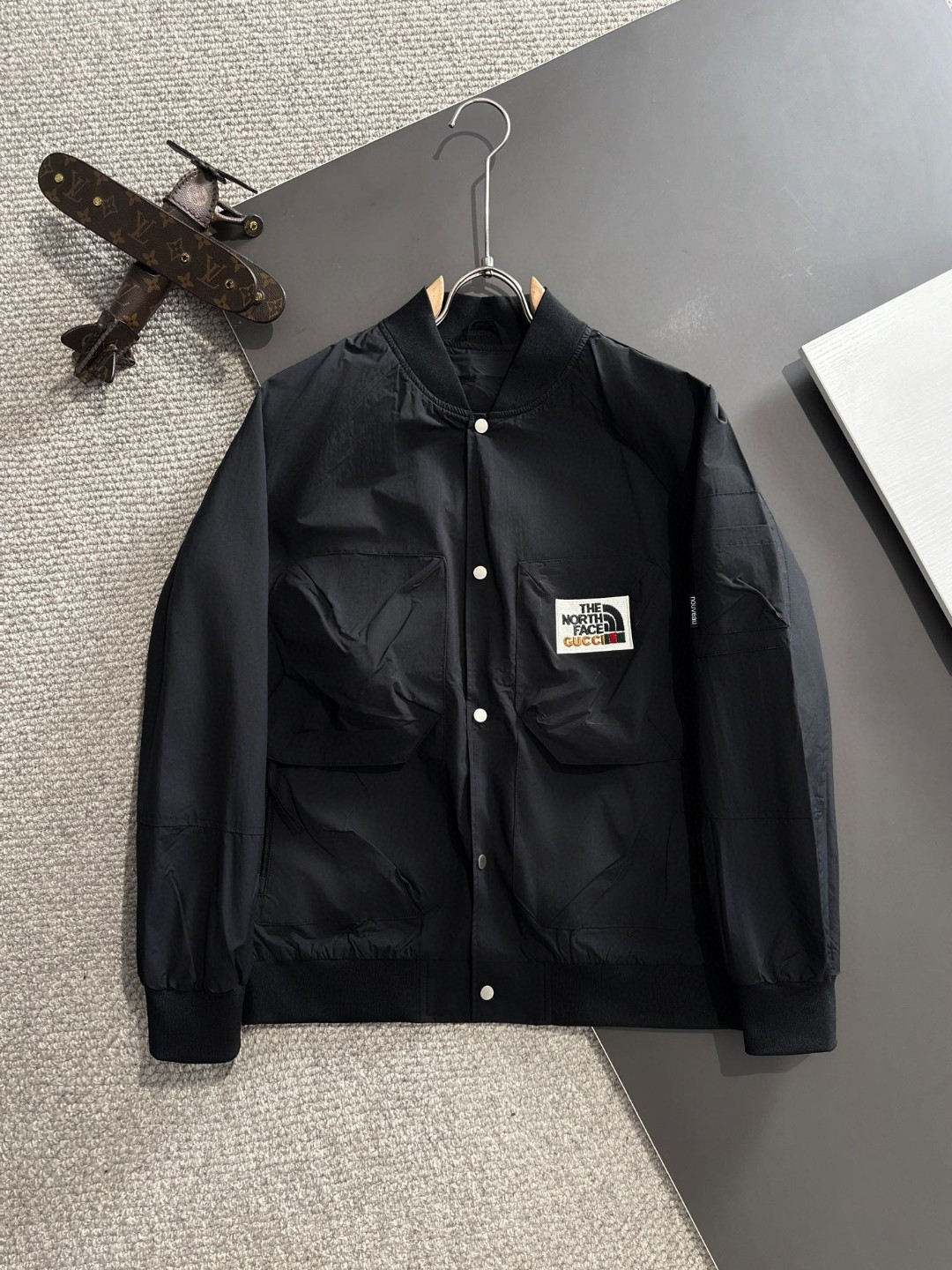 Envío al día siguiente. Chaqueta cortavientos con cremallera y cuello alto, edición conjunta Gucci y The North Face, nu…