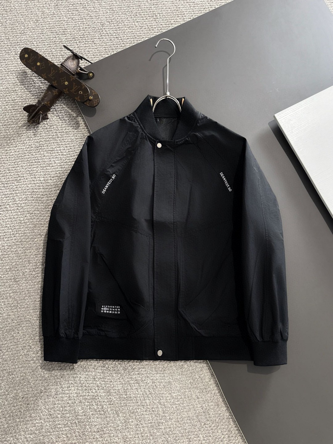 Envío al día siguiente. Ma-Ji-La. Última chaqueta tipo trench con cremallera y cuello alto de la colección de principio…