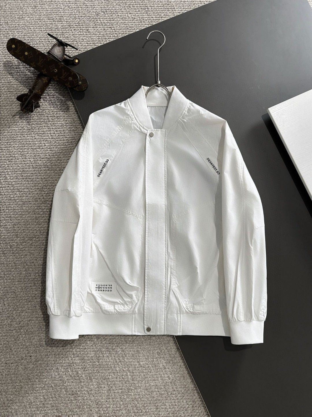 Envío al día siguiente. Ma-Ji-La. Última chaqueta tipo trench con cremallera y cuello alto de la colección de…