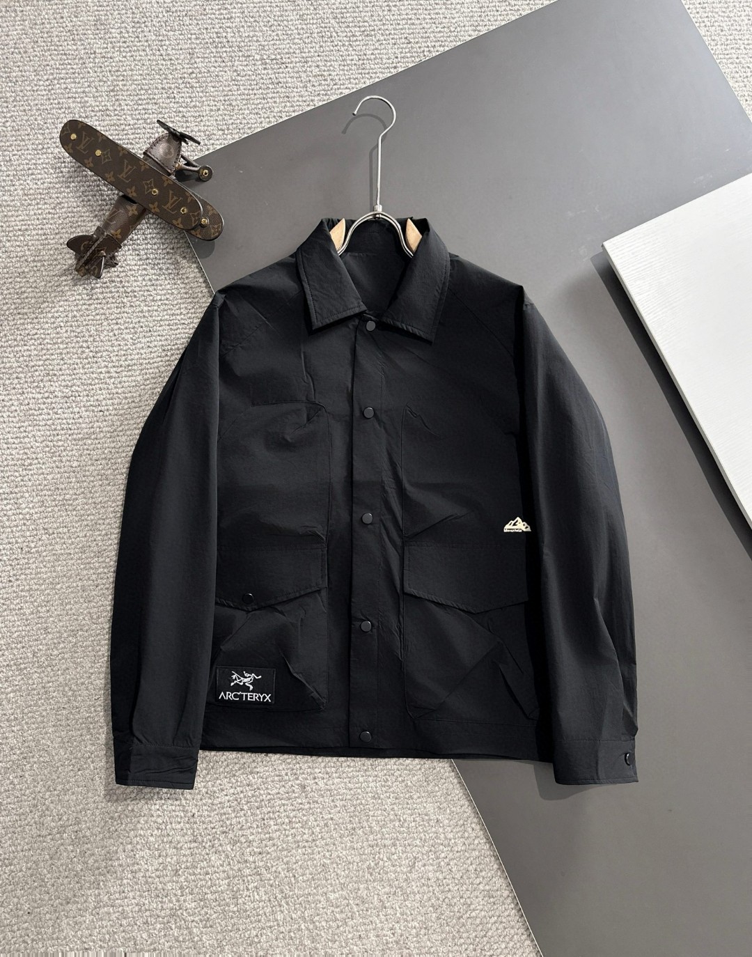 Envío al día siguiente Arc'teryx a principios de la primavera de 2025, la última chaqueta cortavientos con solapa y cre…