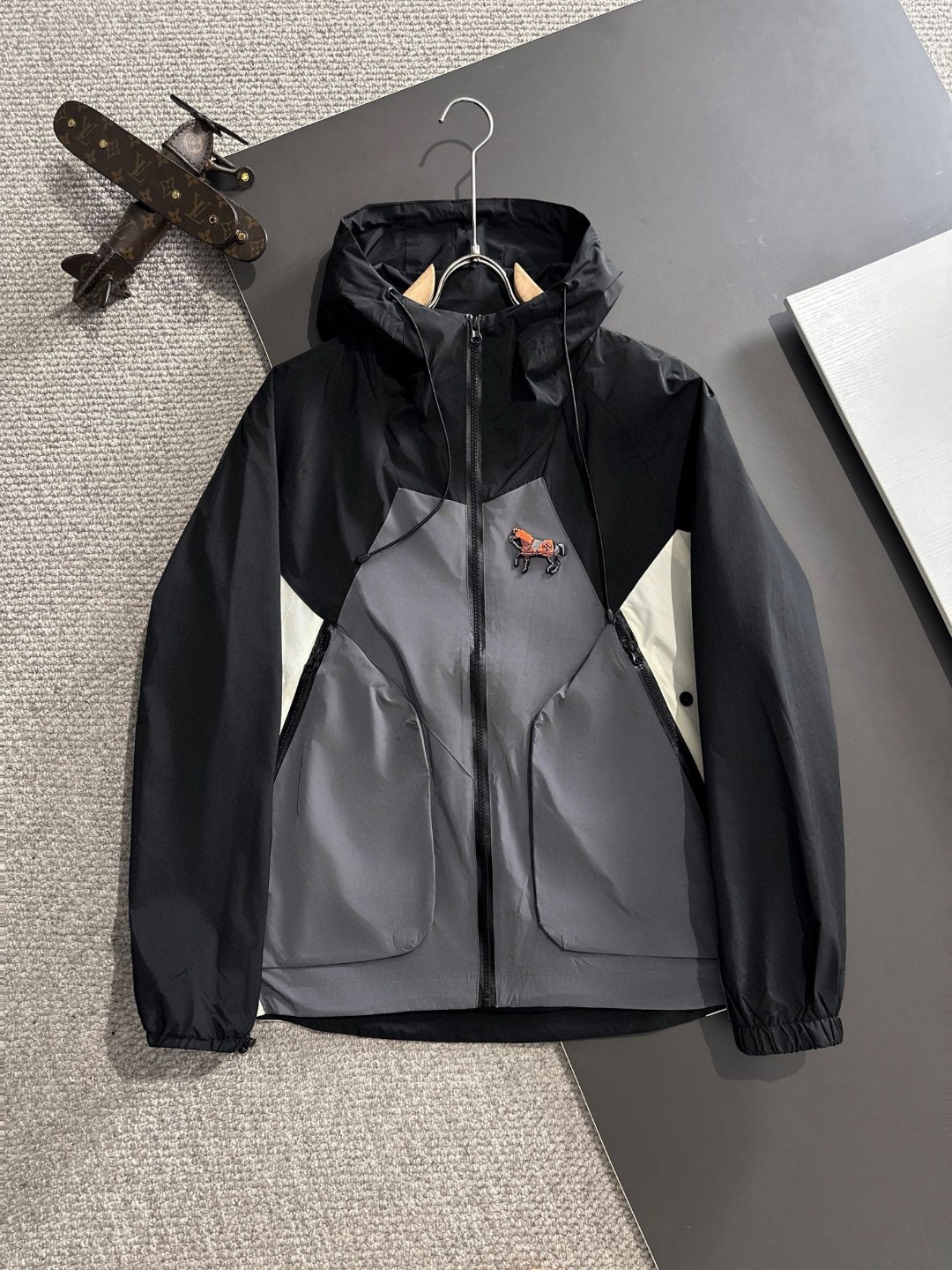 Envío al día siguiente. Hermès chaqueta con capucha y cremallera de entretiempo, último modelo de principios de primave…
