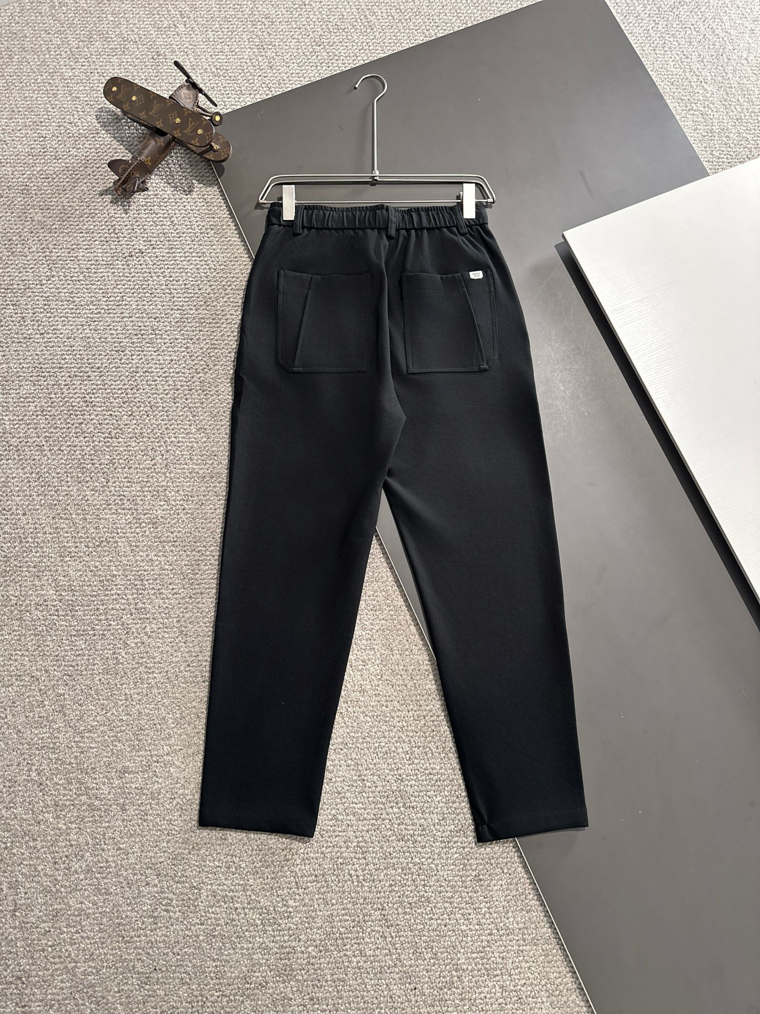 Envío al día siguiente Prada 2025 primavera y verano nuevos pantalones casuales con banda elástica, telas finas contrap…