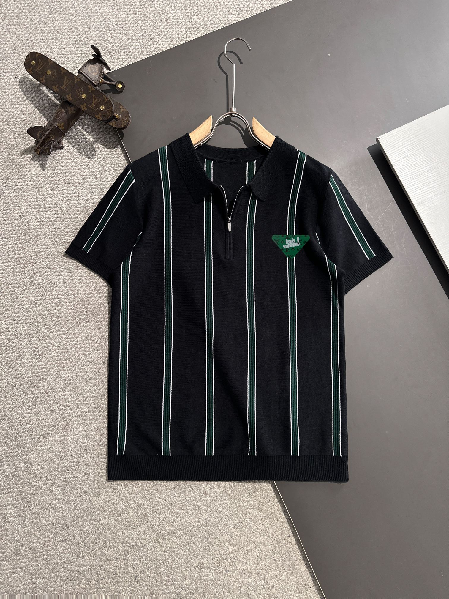Envío al día siguiente. LV 2025 primavera/verano nueva camiseta de manga corta con cuello para hombre, confeccionada co…