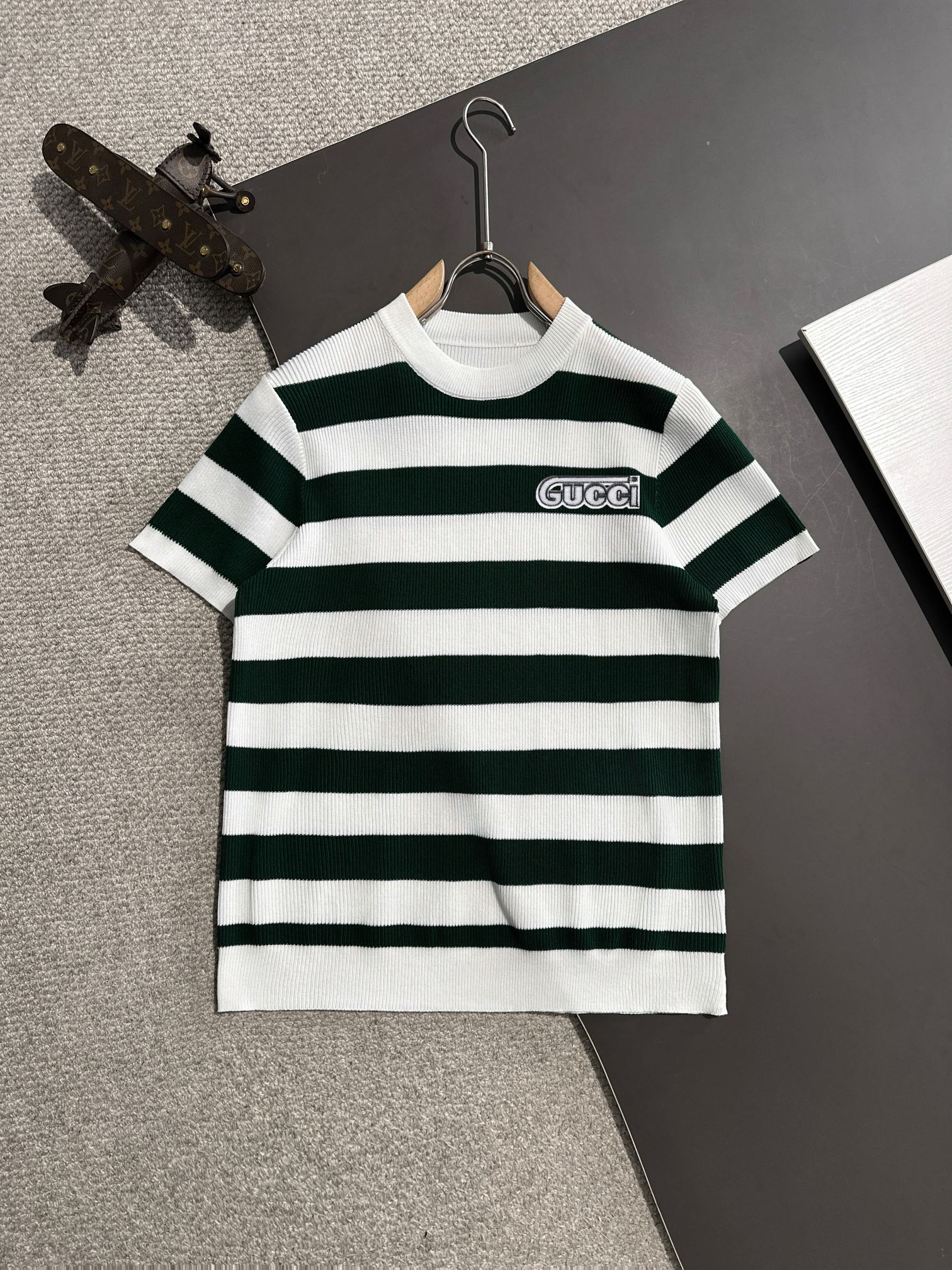 Envío al día siguiente. Camiseta de cuello redondo y vuelto de manga corta para hombre, Gucci, nueva temporada primaver…