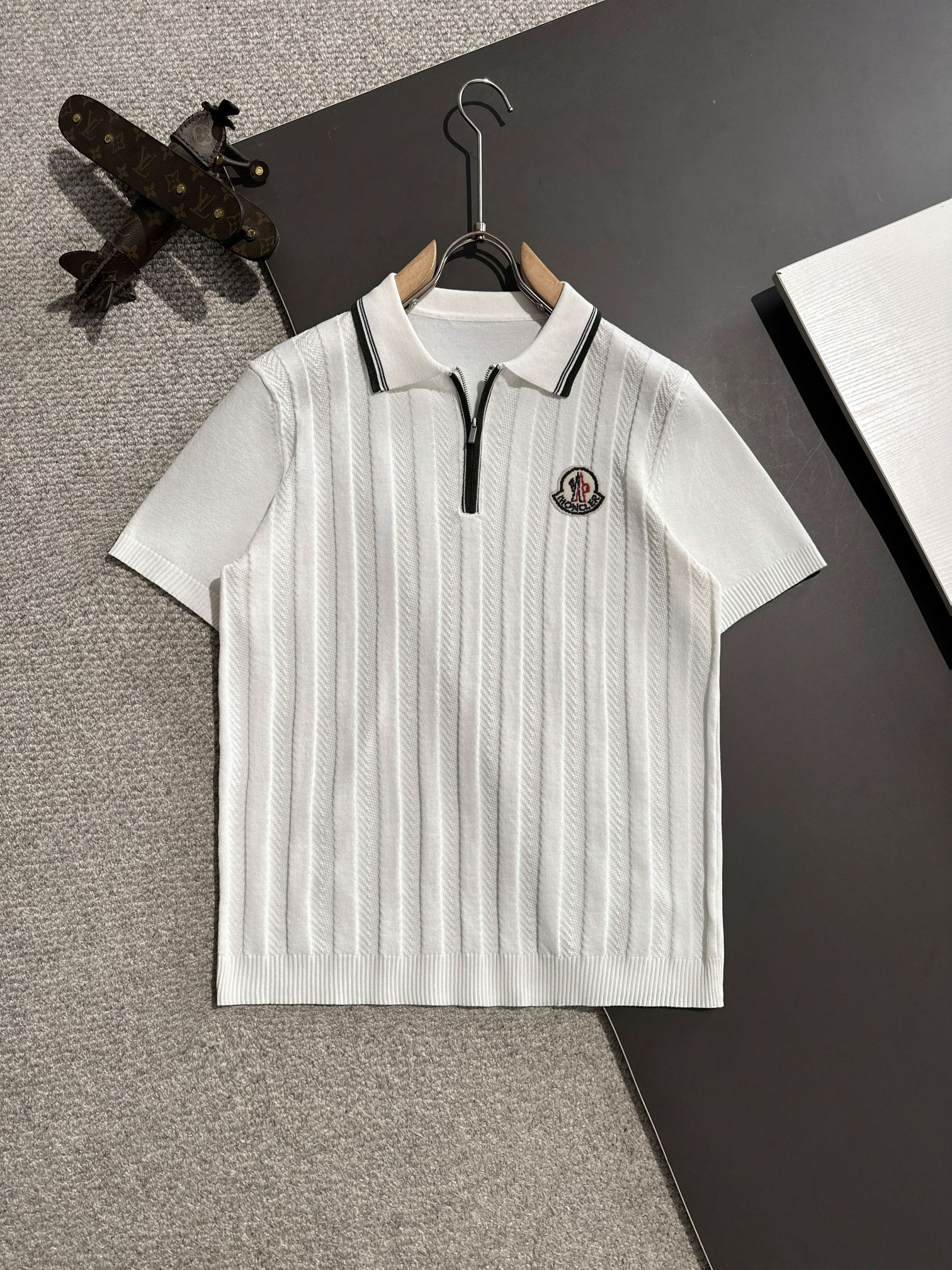 NO:125393,Shipping the next day High quality 2025 Spring and Summer New Men's Lapel Short-Sleeve T-shirt Made of Combed Cotton Yarn Knitted Cotton Fabric, Pure Cotton High-weight Special Yarn, It feels very heavy when you weigh it, and the upper body is more textured than ordinary T. This texture can handle the weather freely and is suitable for both hot and cold!  The pattern on the chest is made of three-dimensional embroidery and is perfectly produced by reference to the original version with one stitch and one thread!  Loose style design, noble. Size M to XXXL, Moncler, T-shirt,tees, t-shirt,alexander wang19860909隔天出货 高品质 蒙口 2025春夏新款男款翻领短袖T恤 精梳棉质纱线针织纺棉布面料制作,纯棉的高克重特殊纱,掂起来手感份量十足,上身也比普通T更加有质感,这种质地能应对天气自如,冷热皆宜！ 胸前的图案采用立体刺绣工艺,参照原版一针一线完美出品！宽松版型设计,显高贵. 尺码M到XXXL,,Moncler,T-shirt,tees，t-shirt,alexander wang,Men's clothing