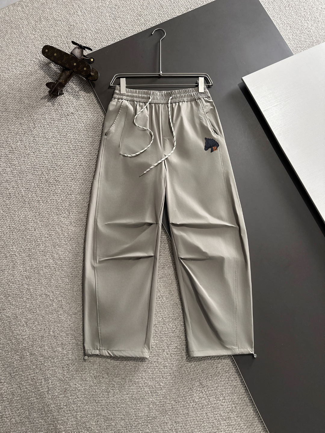 Envío al día siguiente, Hermès 2025 primavera/verano nuevos pantalones casuales con cintura elástica, tela personalizad…