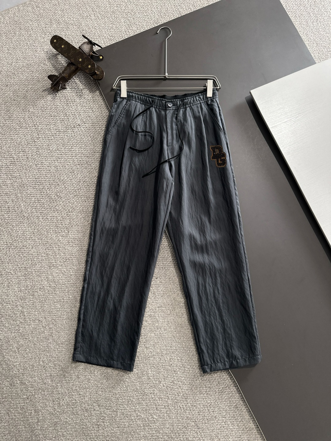 Envío al día siguiente, Dolce & Gabbana 2025 primavera/verano nuevos pantalones casuales con cintura elástica, tela per…
