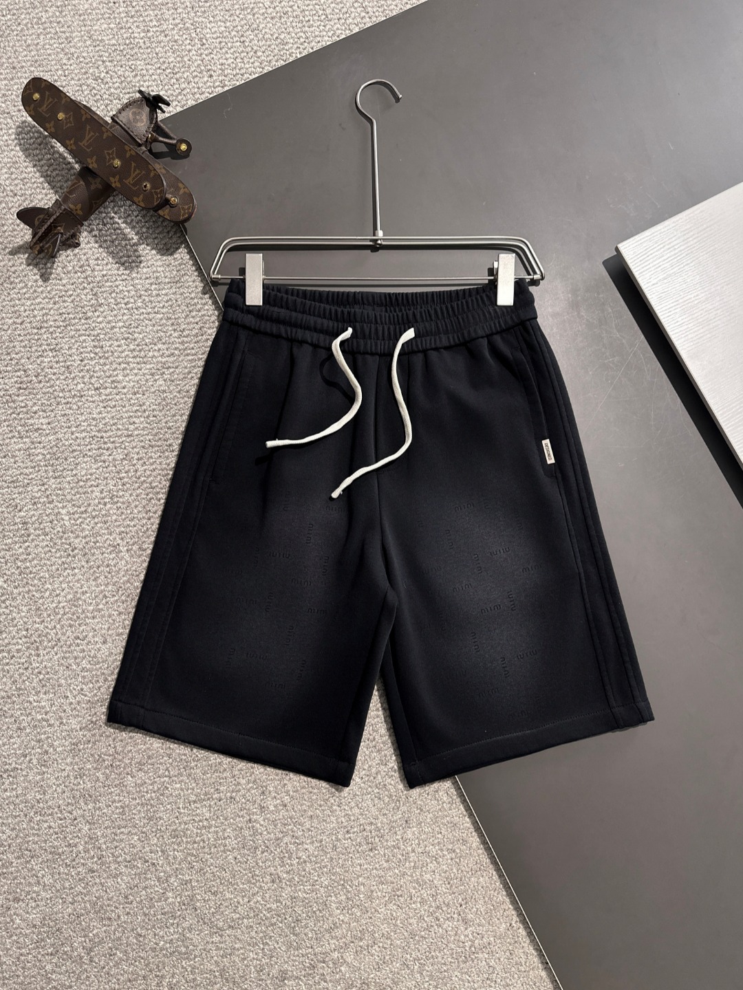 Envío al día siguiente, artículo de alta gama. Pantalones cortos casuales con elástico de Miumiu, nueva temporada 2025 …
