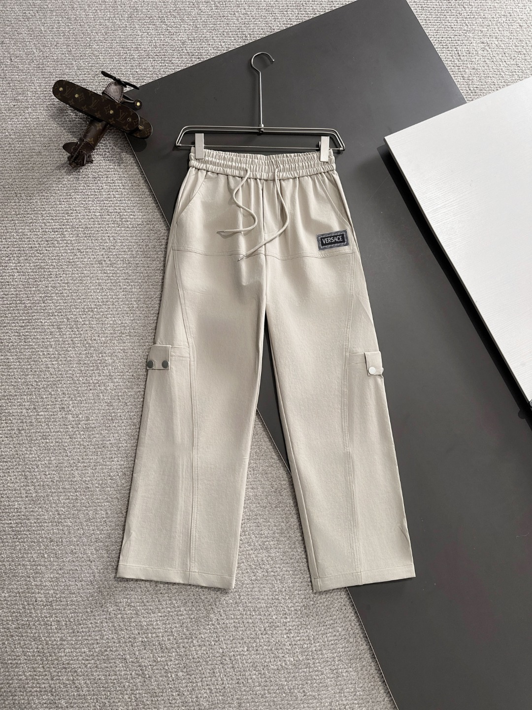 Envío al día siguiente Versace 2025 primavera/verano nuevos pantalones casuales con cintura elástica, tela personalizad…