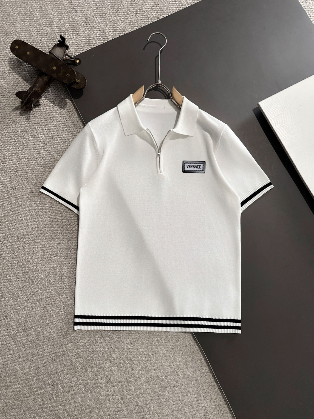 Envío al día siguiente Versace de alta calidad 2025 primavera/verano nuevos polos de manga corta con cuello para hombre…