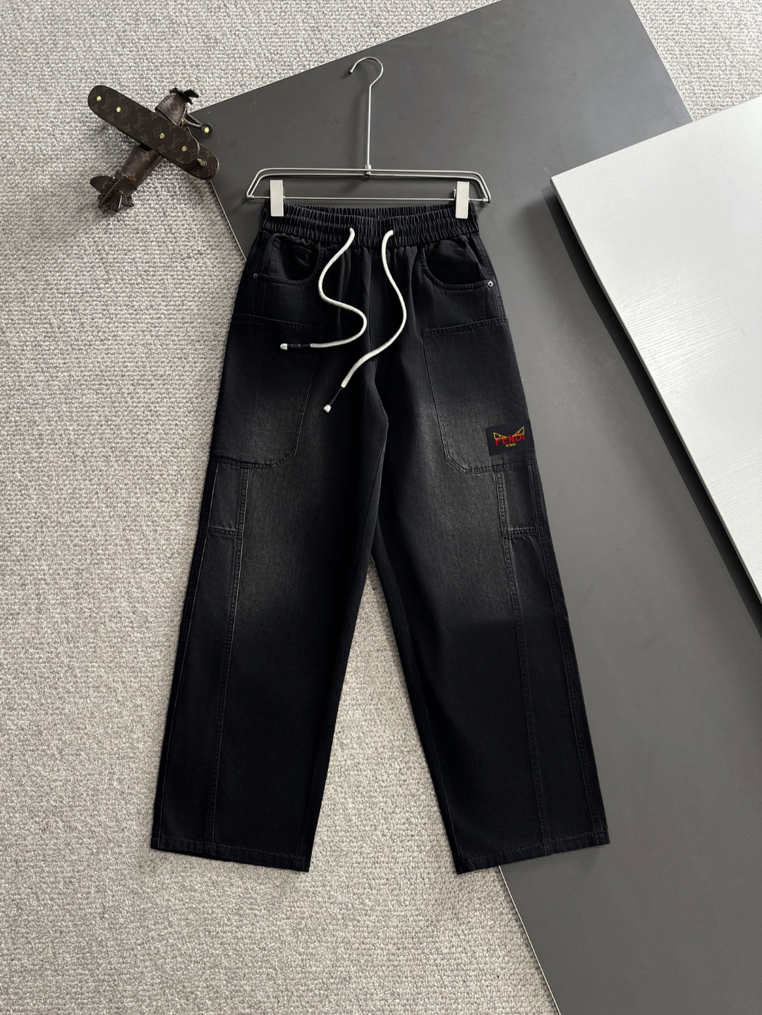 Envío al día siguiente. Fendi 2025 primavera/verano nuevos pantalones casuales con cintura elástica, tela personalizada…