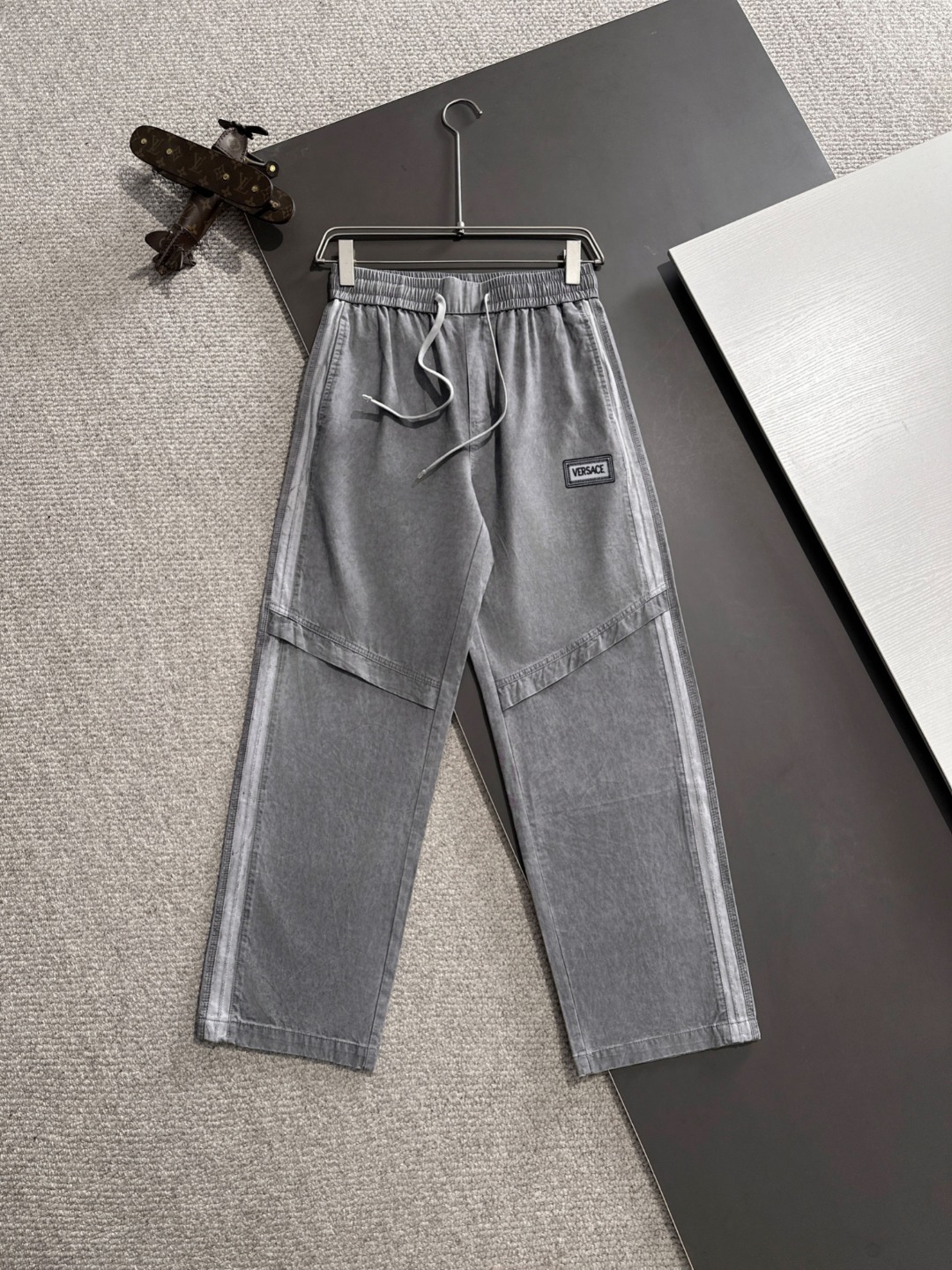 Envío al día siguiente Versace 2025 primavera/verano nuevos pantalones casuales con cintura elástica, tela personalizad…